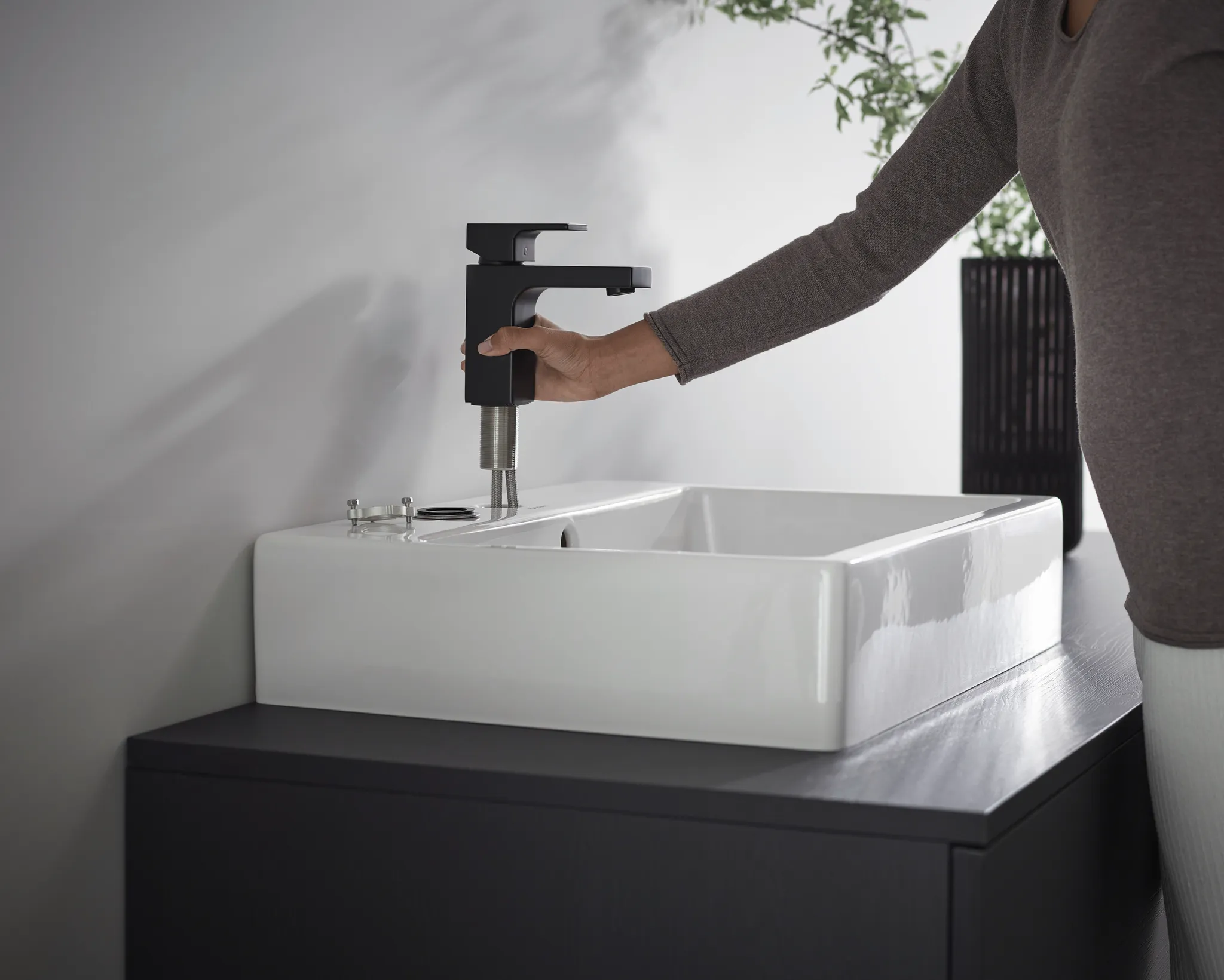 Hansgrohe Vernis Shape Einhebel-Waschtischmischer 100 CoolStart mit isolierter Wasserführung und Zugstangen-Ablaufgarnitur, Mattschwarz Hansgrohe Vernis Shape Einhebel-Waschtischmischer 100 CoolStart mit isolierter Wasserführung und Zugstangen-Ablaufgarnitur, Mattschwarz