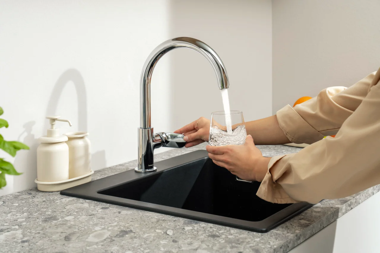 Hansgrohe Vernis Blend M35 Einhebel-Küchenmischer 210, Chrom, Schwenkbereich einstellbar in 2 Stufen auf 120° oder 360°, Normalstrahl, maximale Durchflussmenge bei 3 bar: 11,1 l/min, Keramikmischsystem, für Durchlauferhitzer geeignet Hansgrohe Vernis Blend M35 Einhebel-Küchenmischer 210, Chrom, Schwenkbereich einstellbar in 2 Stufen auf 120° oder 360°, Normalstrahl, maximale Durchflussmenge bei 3 bar: 11,1 l/min, Keramikmischsystem, für Durchlauferhitzer geeignet