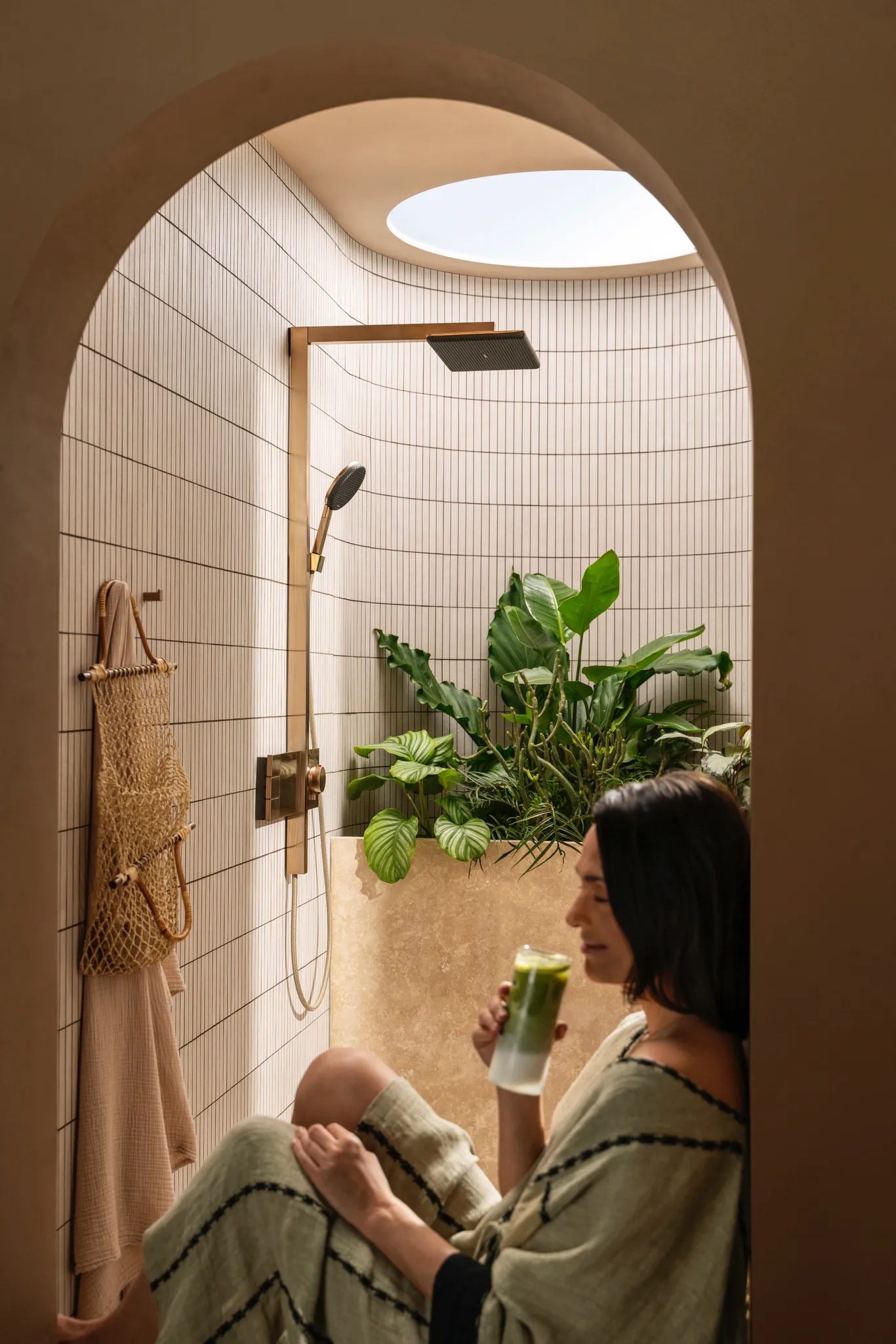 Hansgrohe Showerpipe Raindance Alive Q, 210/340 2jet mit Thermostat BBR, Brushed Bronze, 214 x 343 mm Brausekopfgröße, Aufputzinstallation