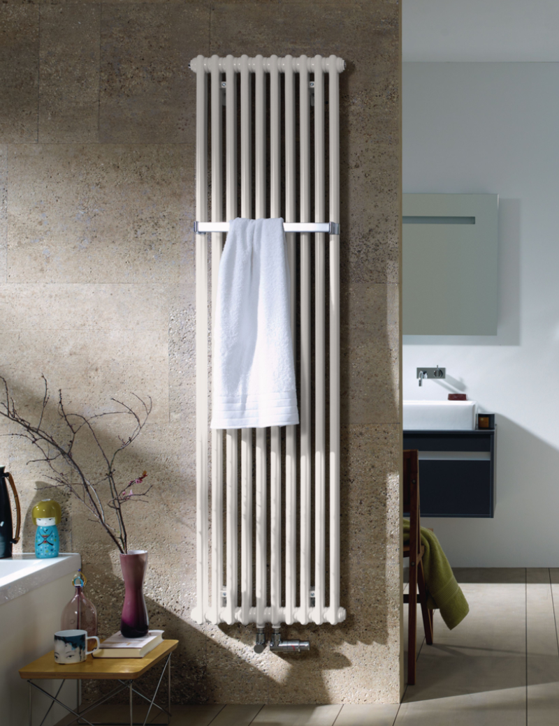 Zehnder Design-Heizkörper „Charleston Bar“ für Warmwasser-Zentralheizung mit 50 mm-Mittelanschluss dreilagig 76,1 × 150 cm in Light Beige