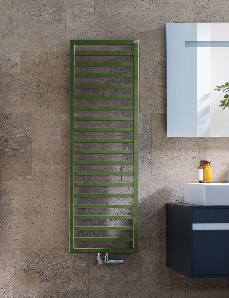 Zehnder Design-Elektroheizkörper „Quaro“ für gemischten Betrieb mit eingebautem Heizstab und 50 mm-Mittelanschluss 60 × 140,3 cm in Olive Green (RAL 6003)