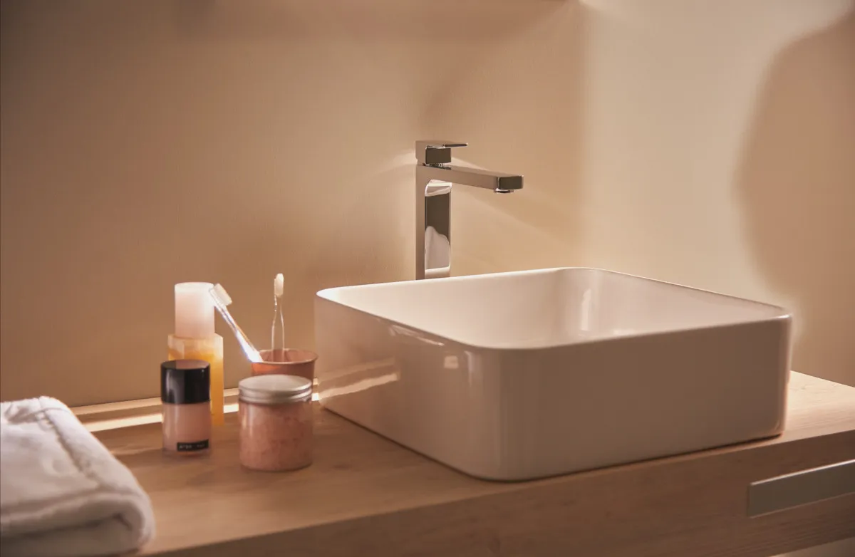 Waschtischarmatur Edge, mit verlängertem Sockel, 5 l/min., mit Ablaufgarnitur, Ausladung 165mm, Chrom Waschtischarmatur Edge, mit verlängertem Sockel, 5 l/min., mit Ablaufgarnitur, Ausladung 165mm, Chrom