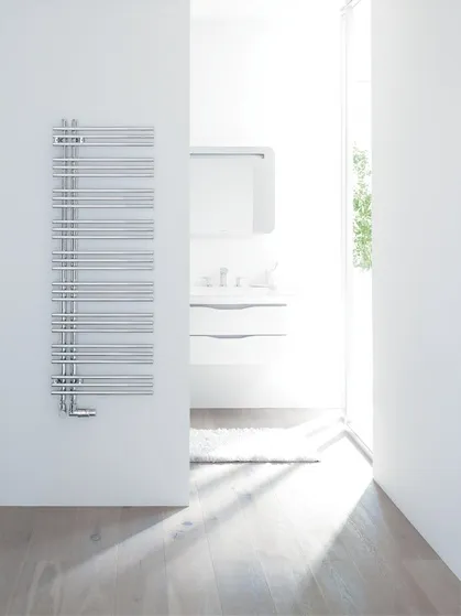 Zehnder Design-Heizkörper „Yucca Asym“ für Warmwasser-Zentralheizung oder gemischten Betrieb mit 50 mm-Seitenanschluss 47,8 × 87,2 cm in Chrom Zehnder Design-Heizkörper „Yucca Asym“ für Warmwasser-Zentralheizung oder gemischten Betrieb mit 50 mm-Seitenanschluss 47,8 × 87,2 cm in Chrom
