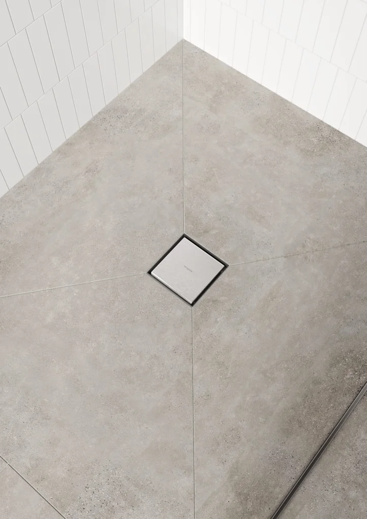 Hansgrohe RainDrain Spot Plus Komplettset Punktablauf 150x150 mm, höhenverstellbarer Rahmen, rückseitig befliessbar, Edelstahl gebürstet