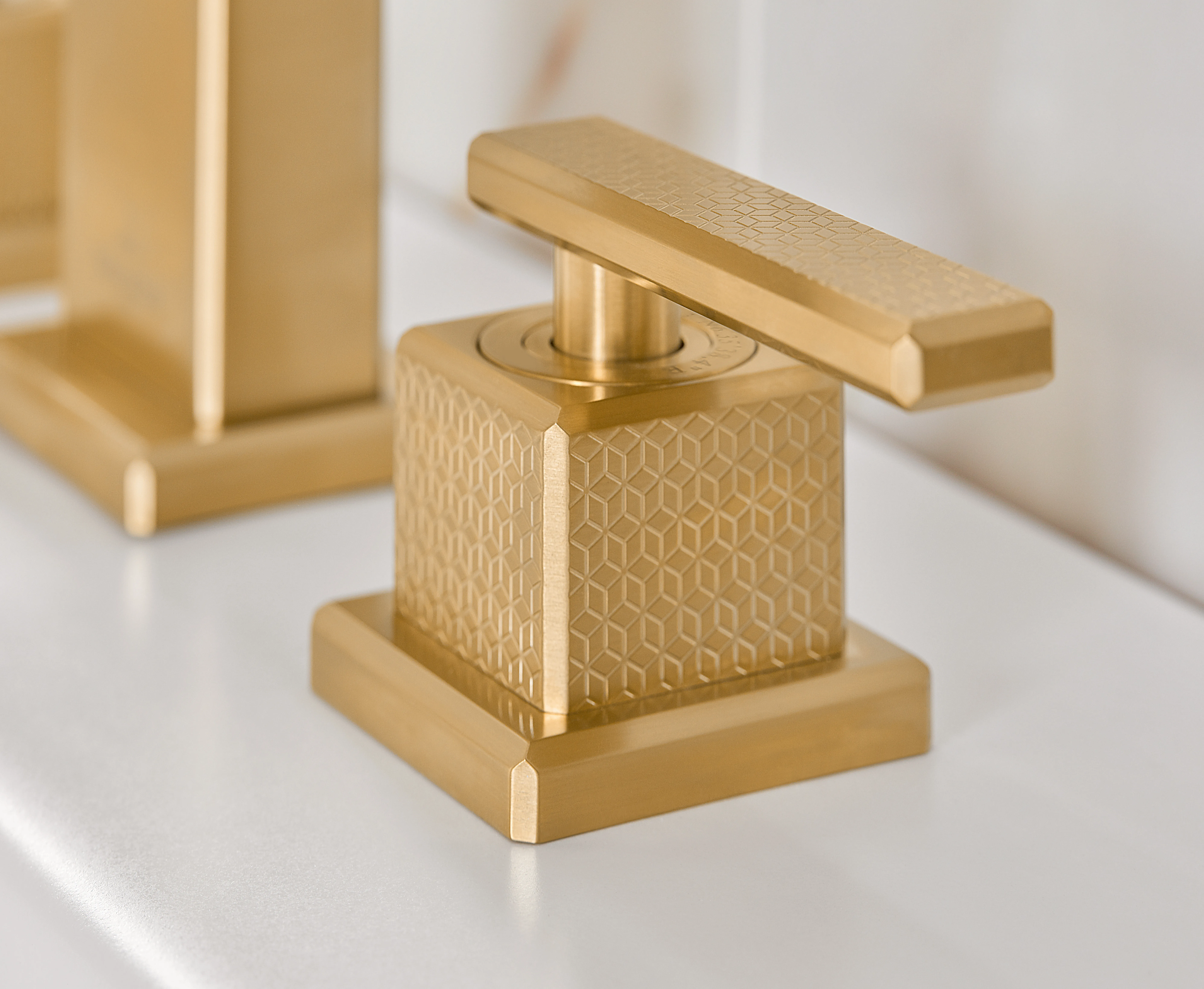 Zweihand-Waschtischarmatur „Mettlach“ 20 cm Ausladung 159 mm in Brushed Gold Zweihand-Waschtischarmatur „Mettlach“ 20 cm Ausladung 159 mm in Brushed Gold