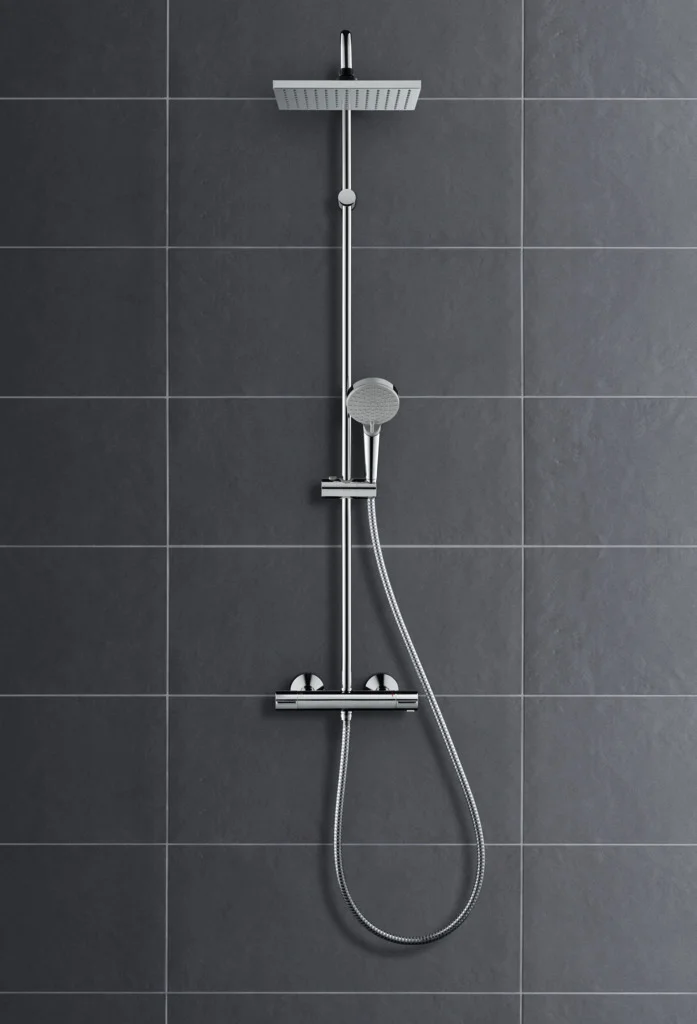 Hansgrohe Vernis Shape Showerpipe 230 1jet mit Thermostat, Chrom, 426 mm Brausearmlänge, Aufputzinstallation