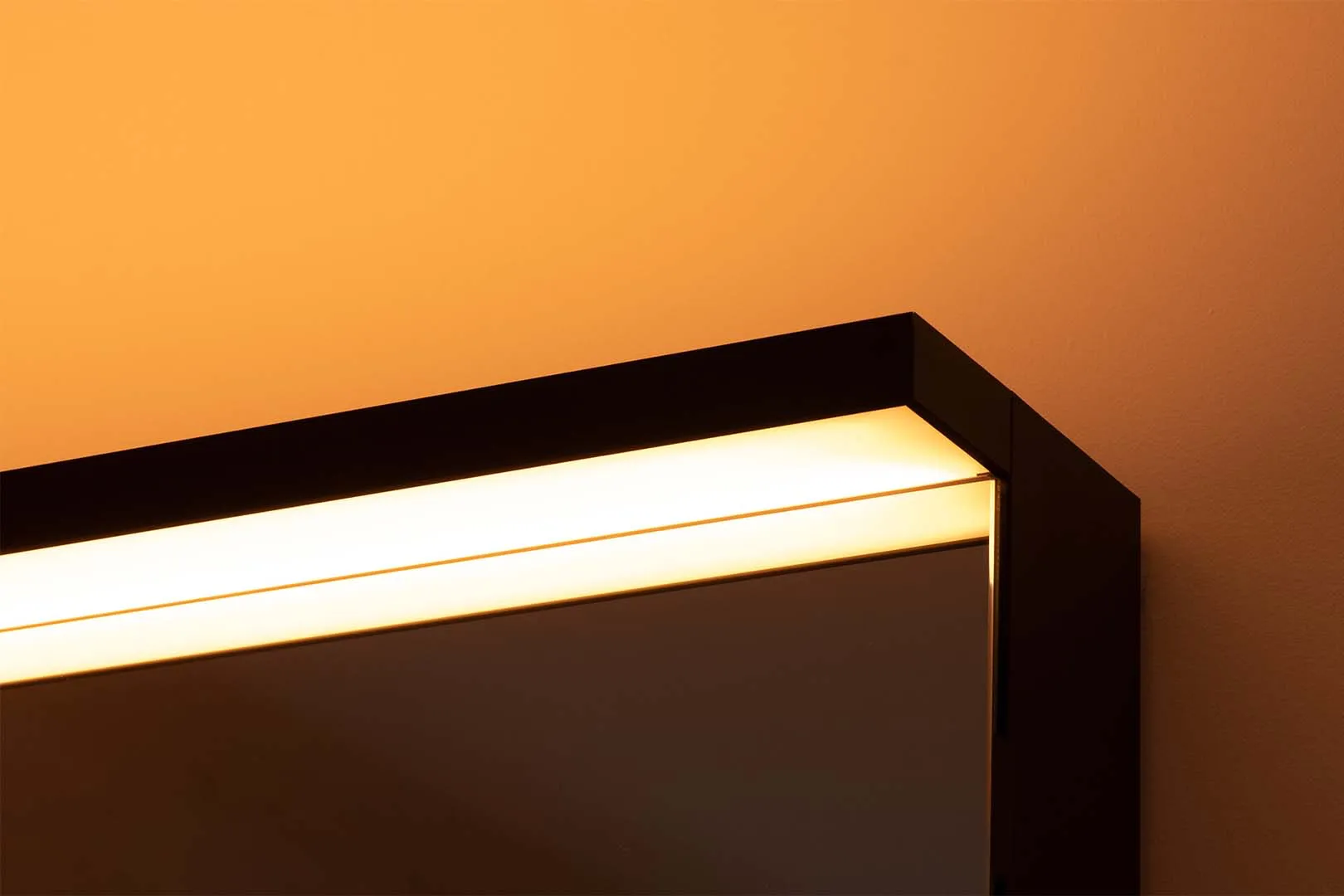 Schneider Spiegelschrank ALU1 140/2/TW - Schwarz matt, Aluminiumkorpus, Aufputz-/Unterputzmontage Schneider Spiegelschrank ALU1 140/2/TW - Schwarz matt, Aluminiumkorpus, Aufputz-/Unterputzmontage