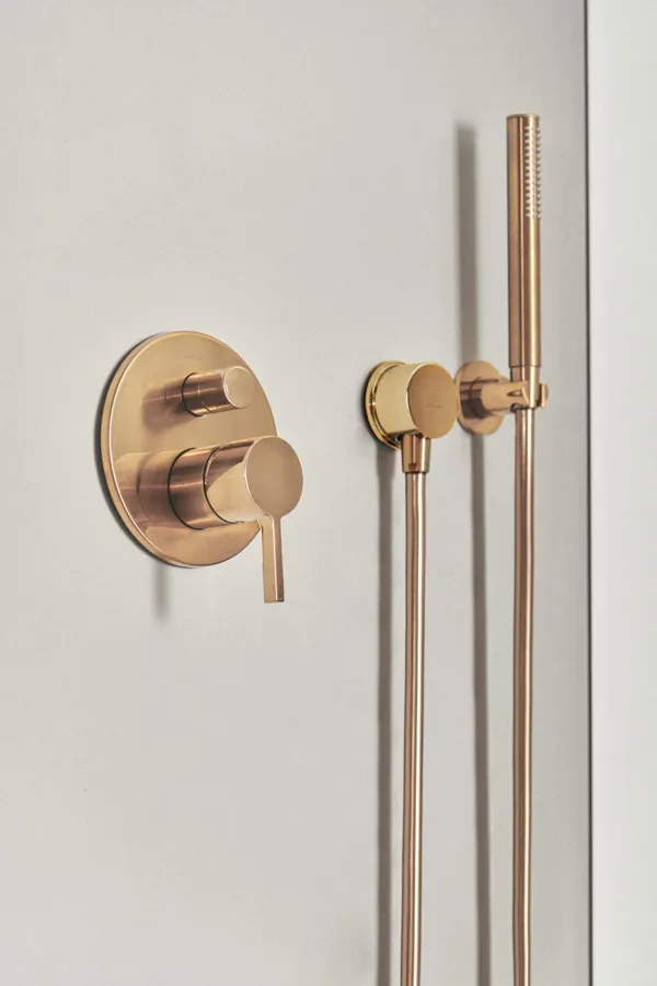 Wandhalter Idealrain Atelier, mit runder Rosette, für Handbrause und Brauseschlauch G1/2, Brushed Gold Wandhalter Idealrain Atelier, mit runder Rosette, für Handbrause und Brauseschlauch G1/2, Brushed Gold