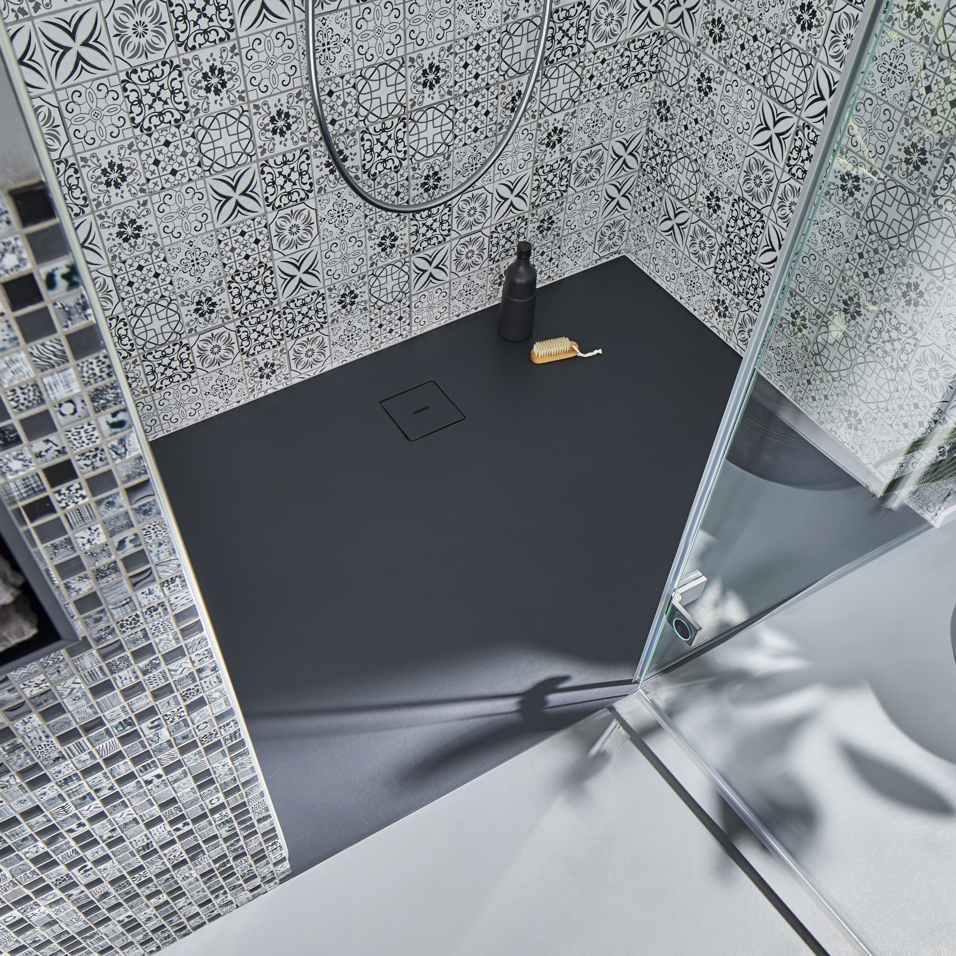 HSK quadrat Marmor-Polymer-Duschwanne „Steinoptik“ 100 × 100 cm in Anthrazit (ähnlich RAL 7021) HSK quadrat Marmor-Polymer-Duschwanne „Steinoptik“ 100 × 100 cm in Anthrazit (ähnlich RAL 7021)