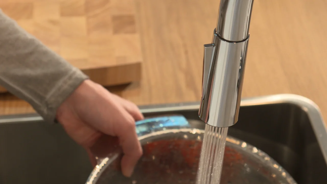 Hansgrohe Talis M51 Einhebel-Küchenmischer mit Ausziehbrause 2jet in Chrom, ComfortZone 200, Schwenkbereich einstellbar auf 110° oder 150°, Laminarstrahl und Brausestrahl arretierbar, MagFit magnetische Brausehalterung, Quick-Connect Schlauch, max. Durch