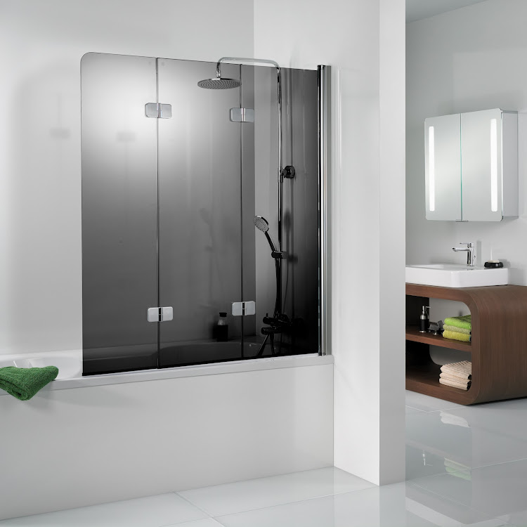 HSK teilgerahmte Badewannenaufsatz 3-teilig „Premium Softcube“ 114 × 140 cm in Glas Klar hell, Profile Alu Silber-matt
