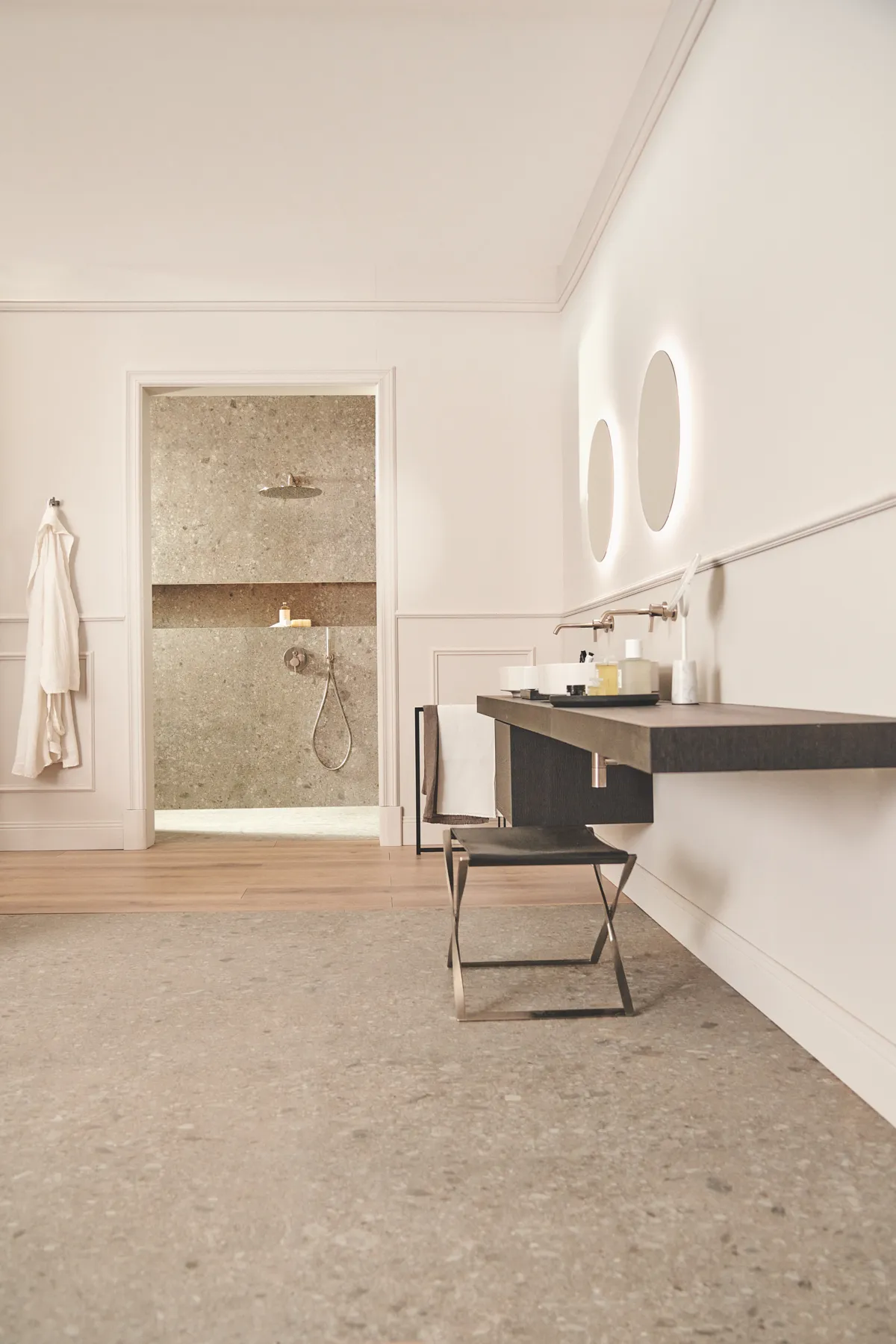 Wand-Waschtischarmatur Joy, Bausatz 2, runde Rosette, Ausladung 220mm, Brushed Gold Wand-Waschtischarmatur Joy, Bausatz 2, runde Rosette, Ausladung 220mm, Brushed Gold