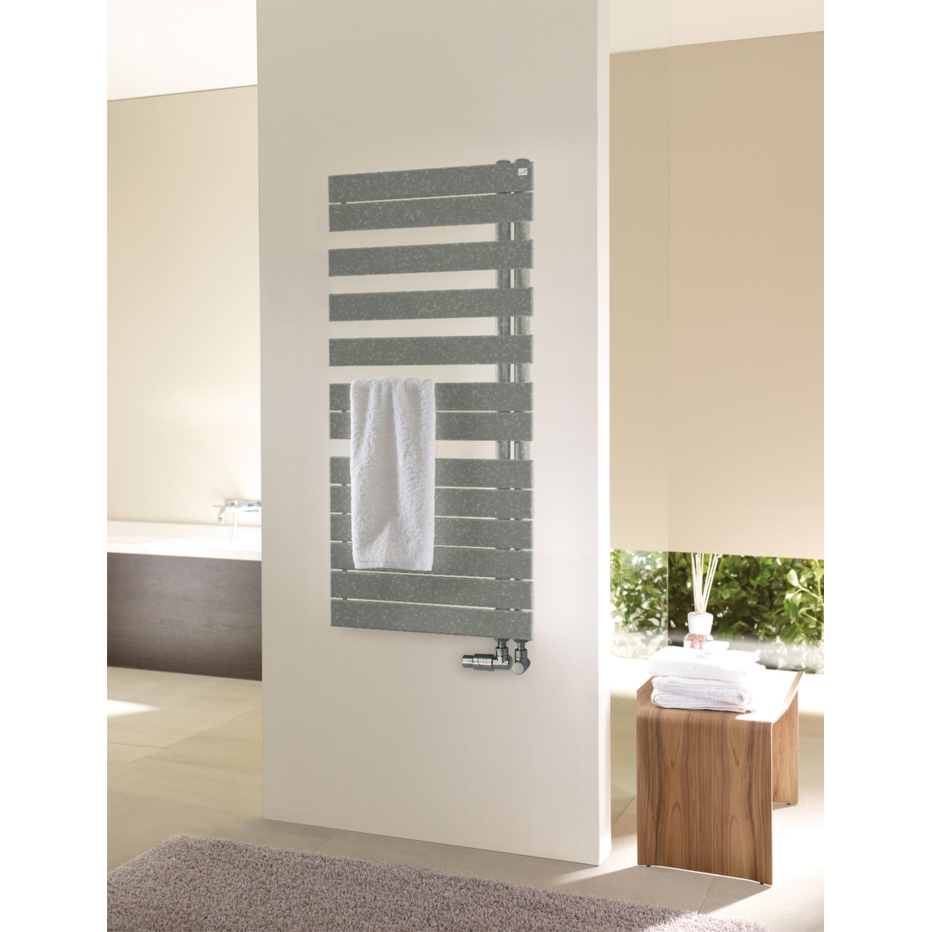 Design-Heizkörper Roda Spa Asym von Zehnder – asymmetrisch, Inox-Look, 1.676 x 65 x 550 mm, RAL 9016 (Travertin), 2x 1/2" Anschlüsse, max. 4 bar / 110°C