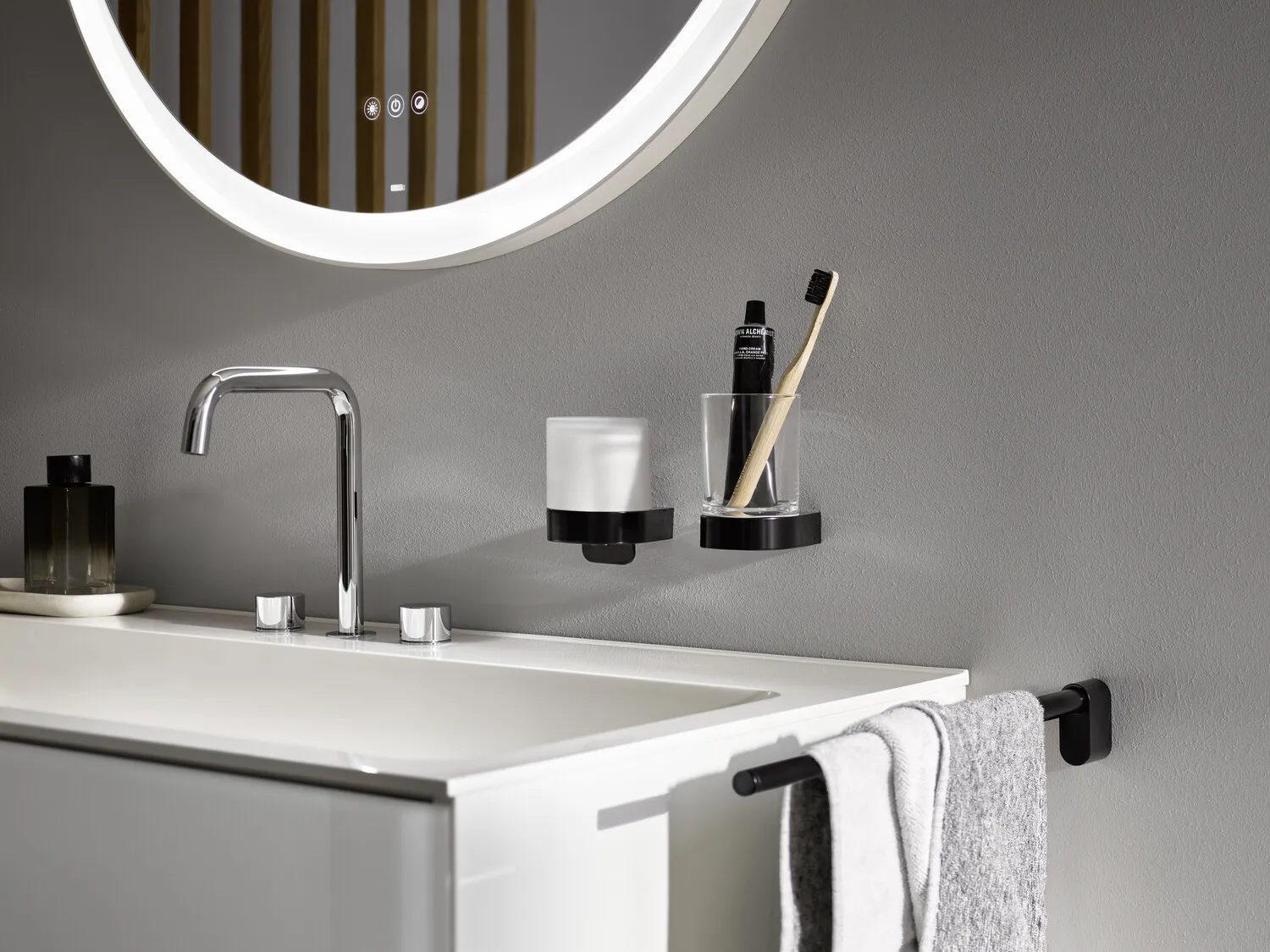 flow Einhand-Seifenspender Glasteil satiniert, chrom flow Einhand-Seifenspender Glasteil satiniert, chrom