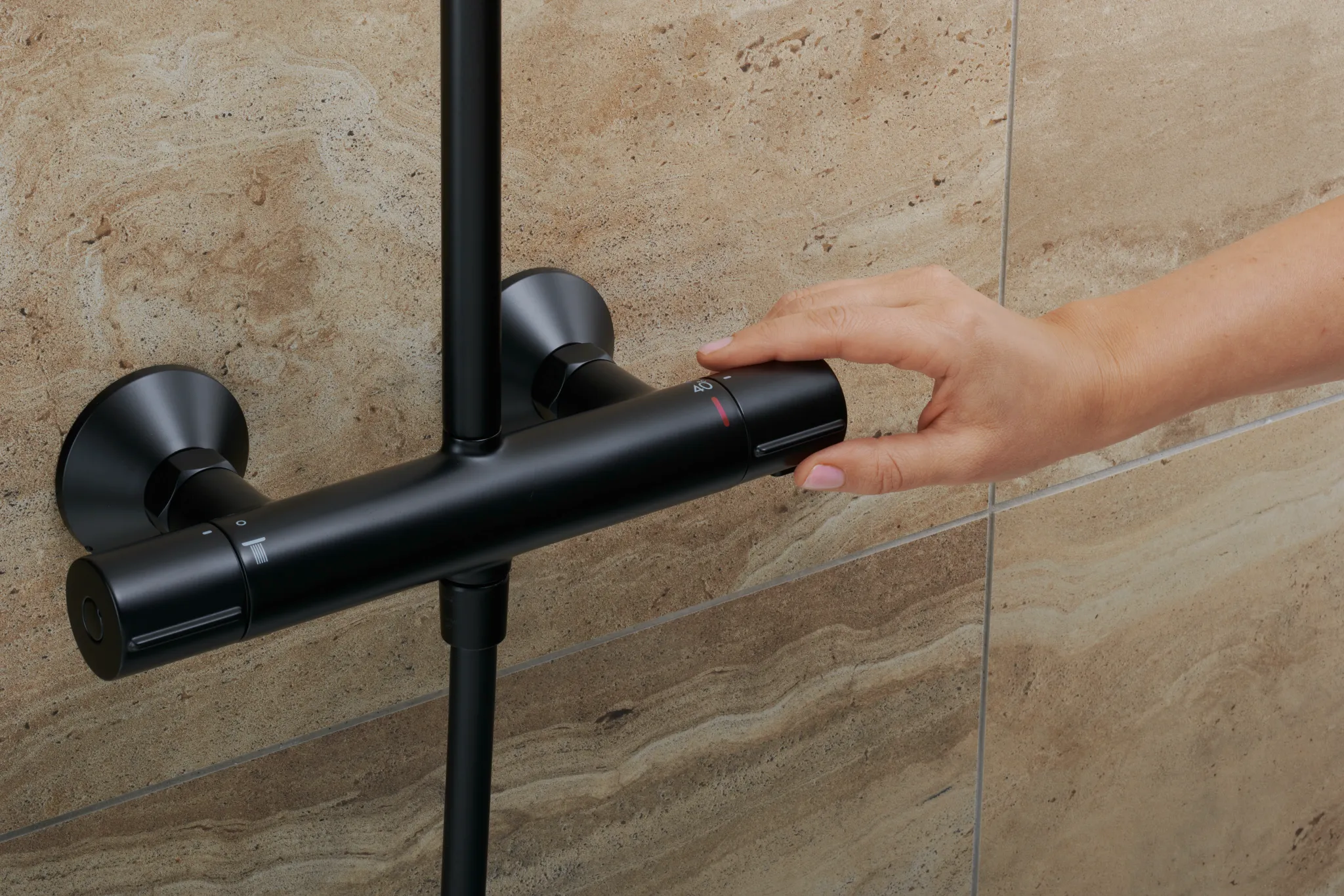 Hansgrohe Vernis Blend Showerpipe 240 1jet mit Thermostat, mattschwarz, 240 mm Brausekopfgröße, 426 mm Brausearmlänge, Aufputzinstallation