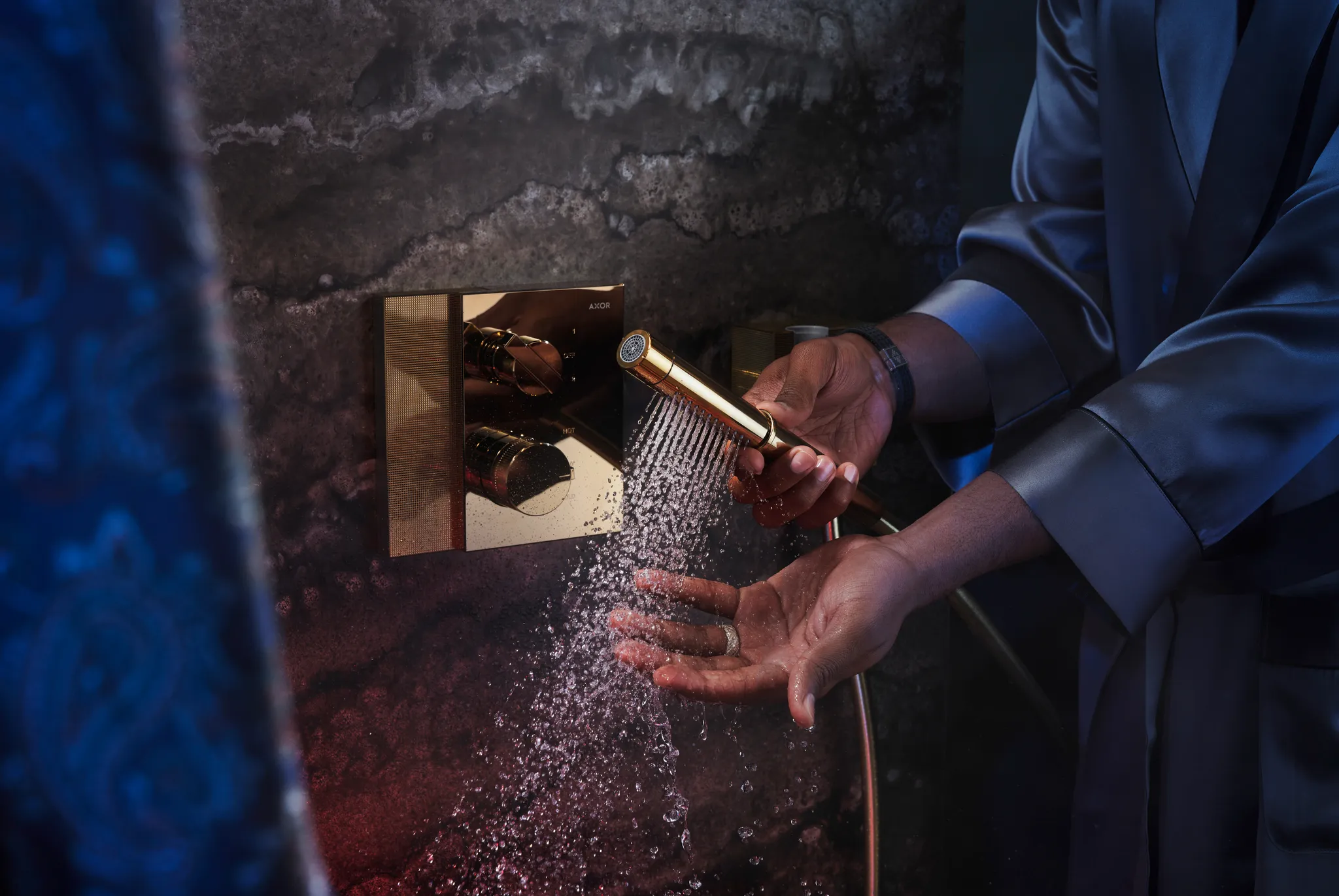 Hansgrohe AXOR Edge Portereinheit mit Stabhandbrause - Diamantschliff, Polished Gold Optic Hansgrohe AXOR Edge Portereinheit mit Stabhandbrause - Diamantschliff, Polished Gold Optic