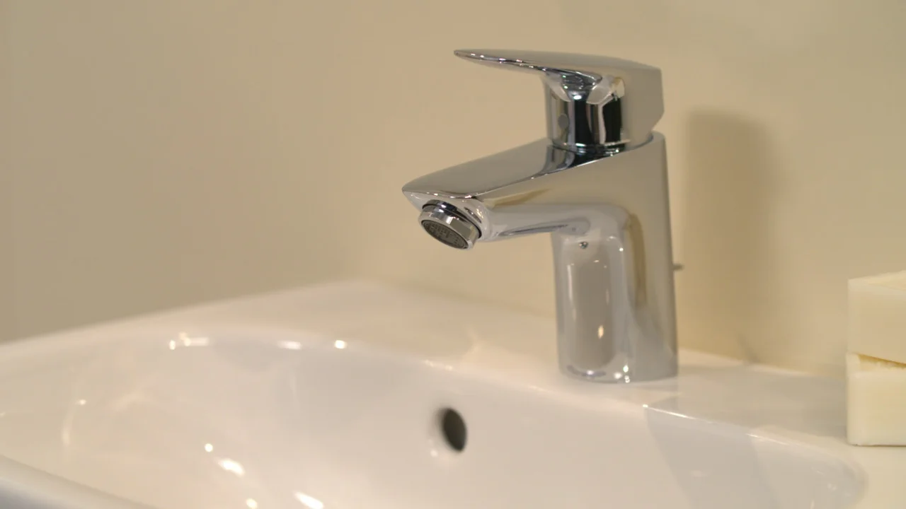 Hansgrohe Logis Einhebel-Waschtischmischer 70 chrom, Ausladung 107 mm, Auslaufhöhe 67 mm, Hebelgriff, Normalstrahl, max. Durchfluss 5 l/min, Keramikmischsystem, einstellbare Temperaturbegrenzung, für Durchlauferhitzer geeignet Hansgrohe Logis Einhebel-Waschtischmischer 70 chrom, Ausladung 107 mm, Auslaufhöhe 67 mm, Hebelgriff, Normalstrahl, max. Durchfluss 5 l/min, Keramikmischsystem, einstellbare Temperaturbegrenzung, für Durchlauferhitzer geeignet