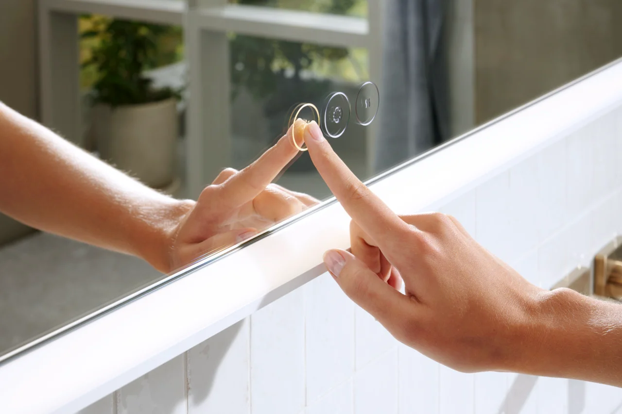 Hansgrohe Xarita E Spiegel 1600/700/50 mm mit LED-Beleuchtung, kapazitivem Berührungssensor und AntiFog-Funktion in Mattweiß