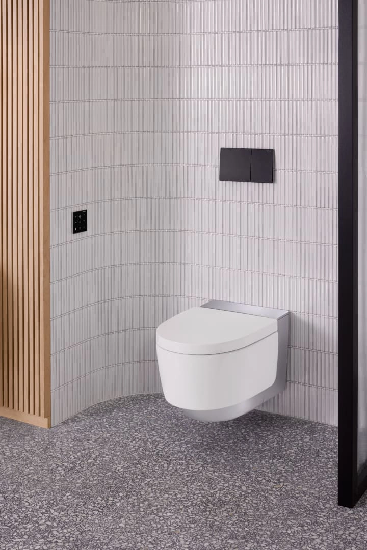 Geberit Wand-Dusch-WC Komplettanlage AquaClean „Mera“ Comfort in glanzchrom, Befestigung sichtbar, ohne Spülrand Geberit Wand-Dusch-WC Komplettanlage AquaClean „Mera“ Comfort in glanzchrom, Befestigung sichtbar, ohne Spülrand