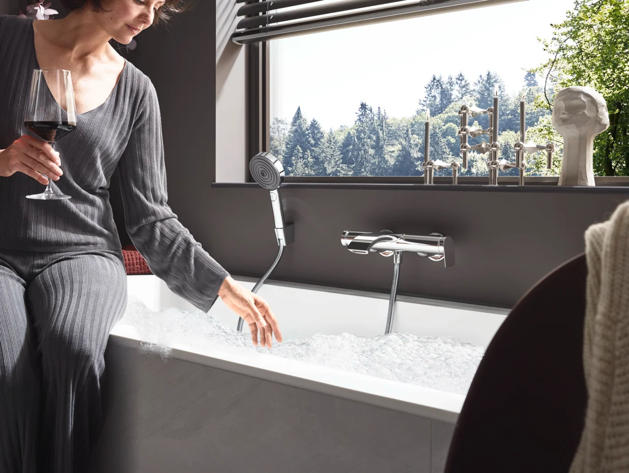 Hansgrohe Vivenis Wannenmischer Aufputz Chrom, Ausladung 216 mm, DN15 S-Anschlüsse, Keramikmischsystem, WaterfallStream Strahlart Hansgrohe Vivenis Wannenmischer Aufputz Chrom, Ausladung 216 mm, DN15 S-Anschlüsse, Keramikmischsystem, WaterfallStream Strahlart