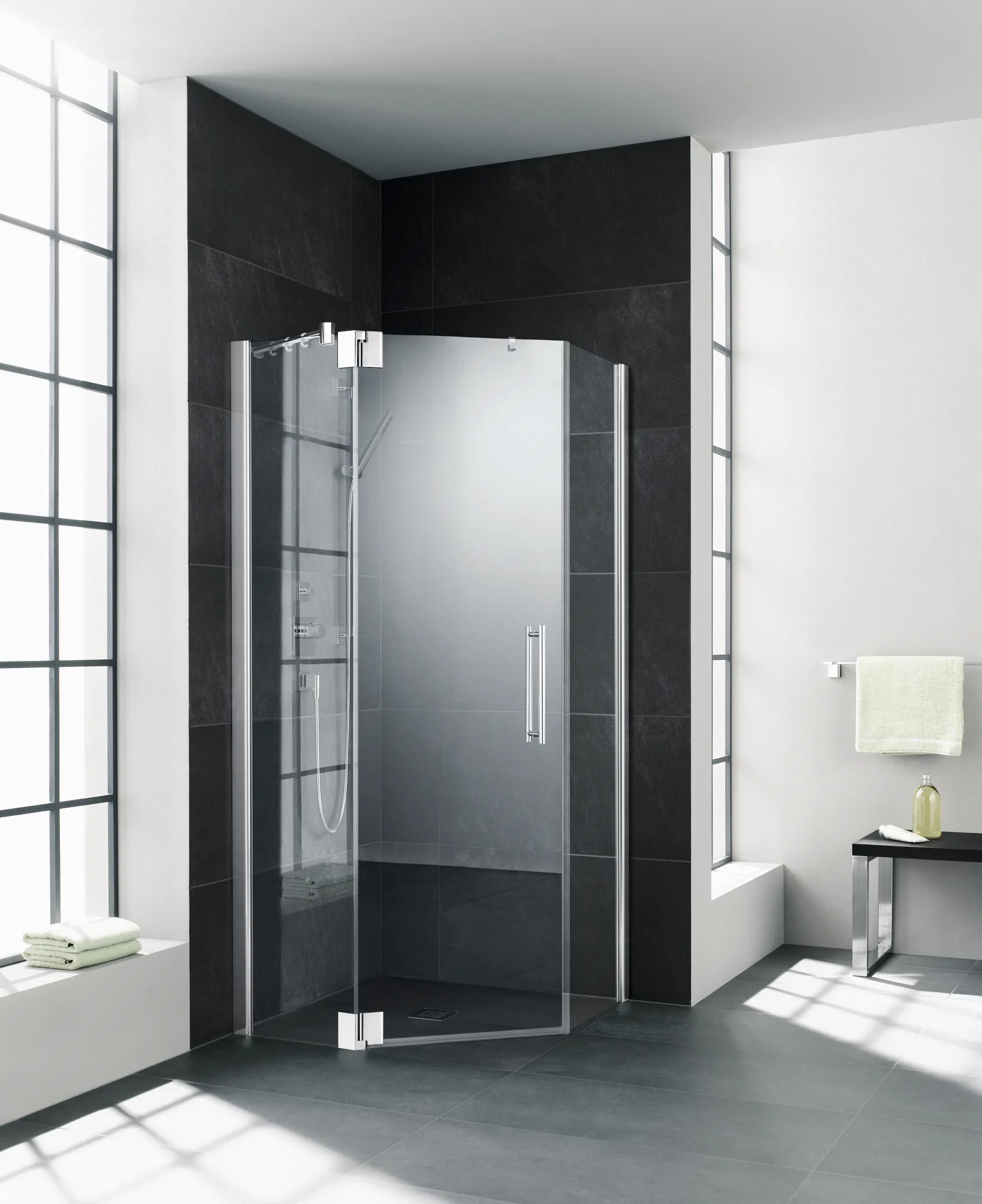 Kermi Duschdesign Fünfeck-Duschkabine mit Pendeltür links mit Festfeldern für ungleichschenklige Wannen „PASA XP“ Glas Klar, Profile Silber Mattglanz, BV: 720 - 870 mm GAK: 705 - 735 mm WE: 730 - 760/880 - 910 mm H: 1850 m
