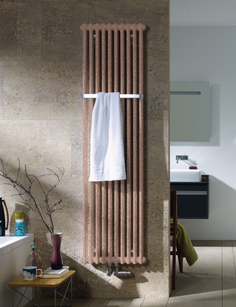 Zehnder Design-Heizkörper „Charleston Bar“ für Warmwasser-Zentralheizung mit 50 mm-Mittelanschluss dreilagig 76,1 × 150 cm in Terracotta Faded