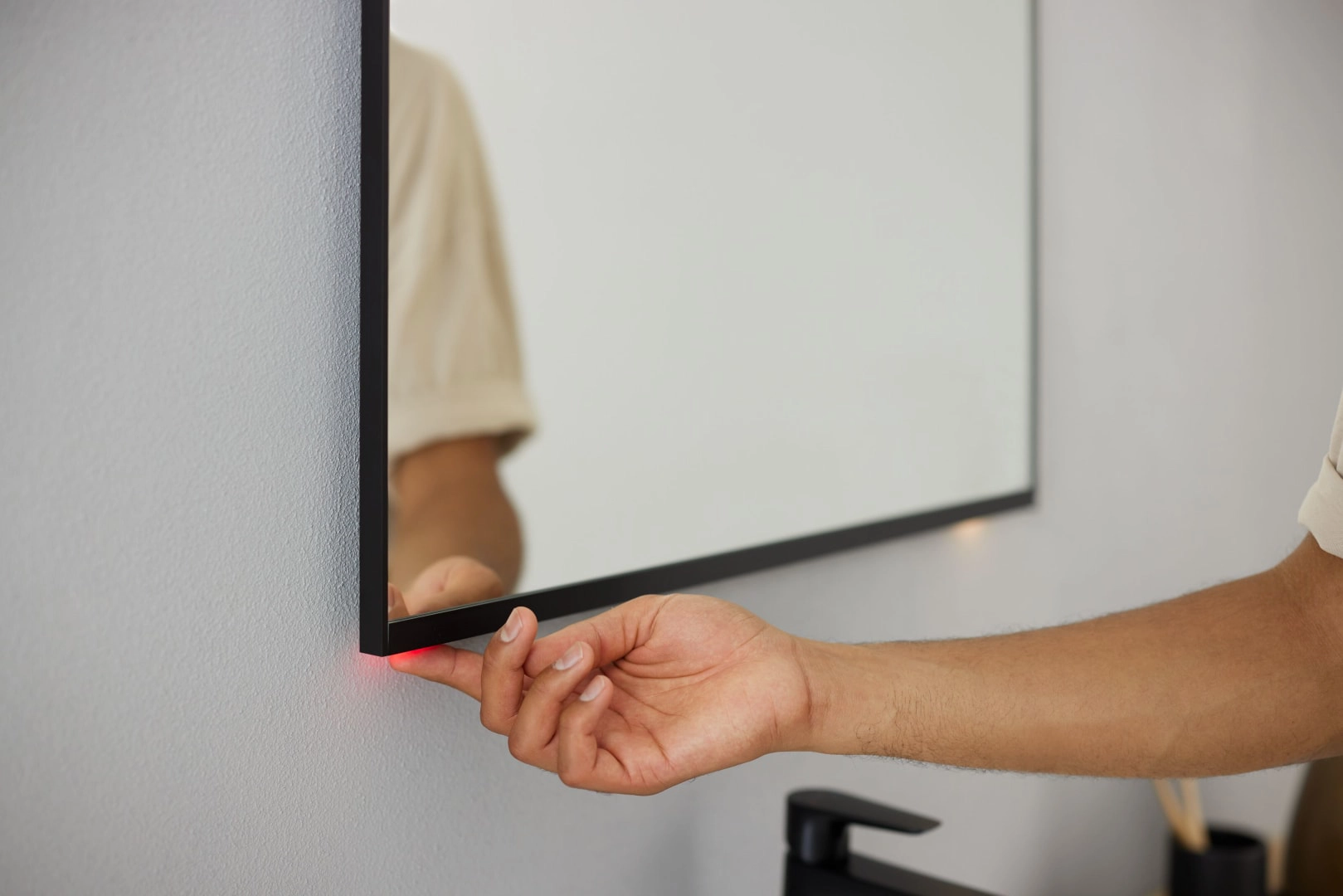 Geberit Spiegel „Option“ in schwarz matt / pulverbeschichtet matt Geberit Spiegel „Option“ in schwarz matt / pulverbeschichtet matt