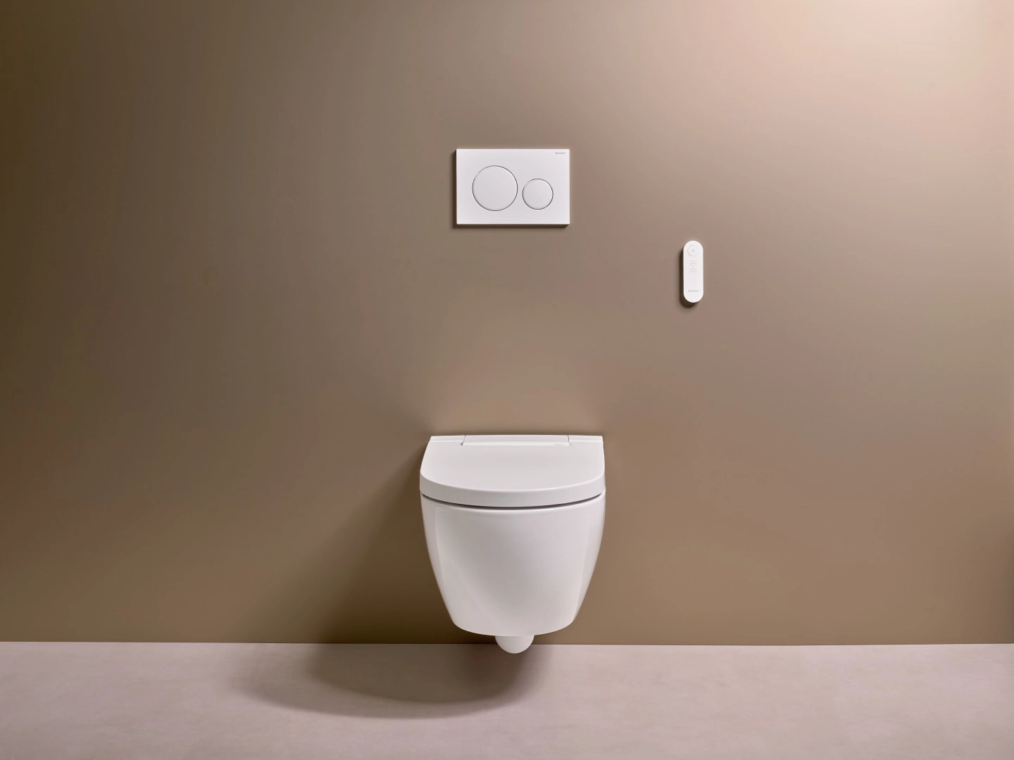 Geberit Wand-Dusch-WC Komplettanlage AquaClean „Alba“ 600 × 484 × 400 mm in weiß alpin, Befestigung sichtbar, ohne Spülrand