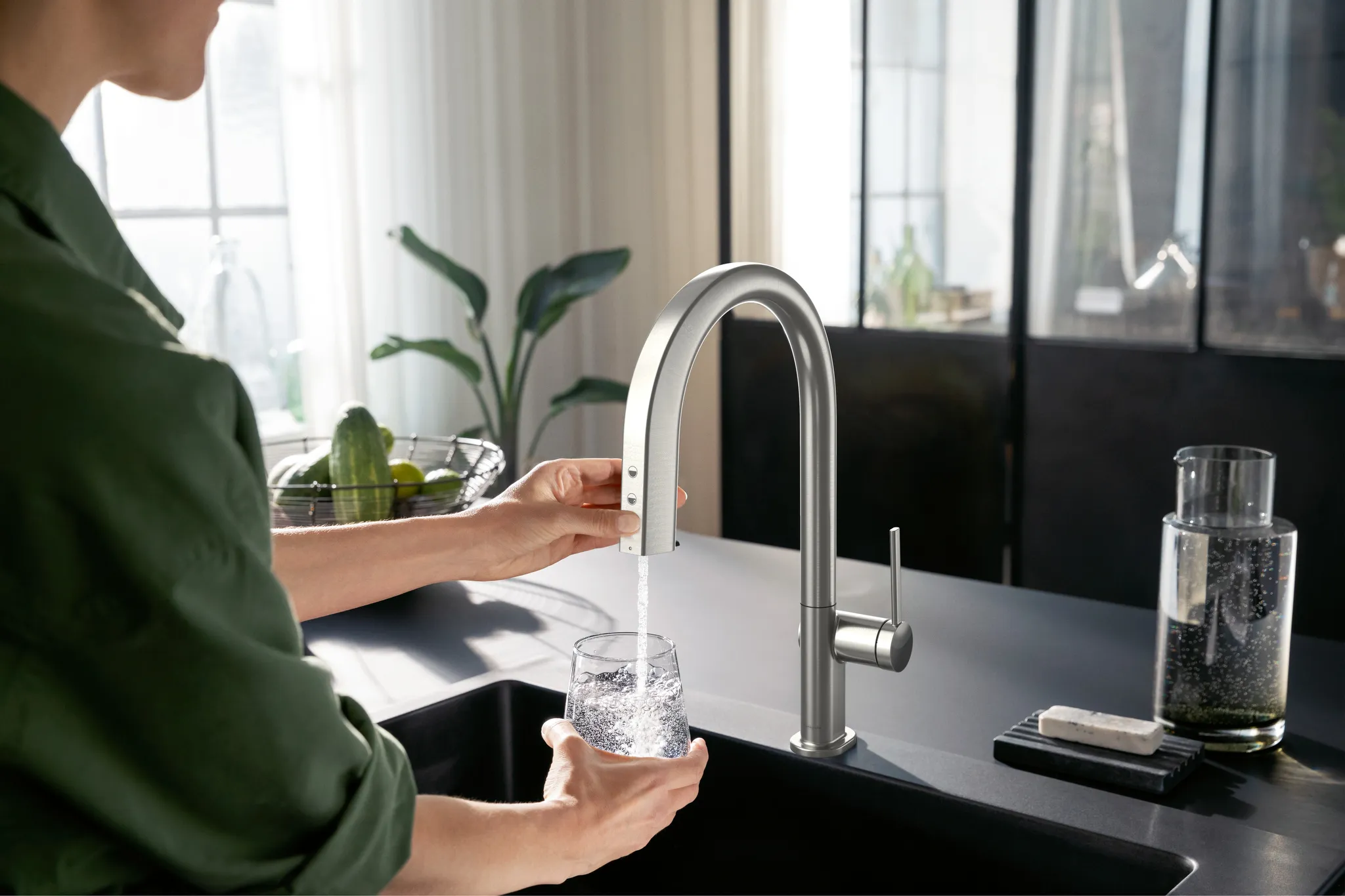 Hansgrohe Aqittura M91 SodaSystem 210 Auszieharm mit sBox, Edelstahl, Hahnlochbohrung 35 mm, max. Auszugslänge 76 cm Hansgrohe Aqittura M91 SodaSystem 210 Auszieharm mit sBox, Edelstahl, Hahnlochbohrung 35 mm, max. Auszugslänge 76 cm