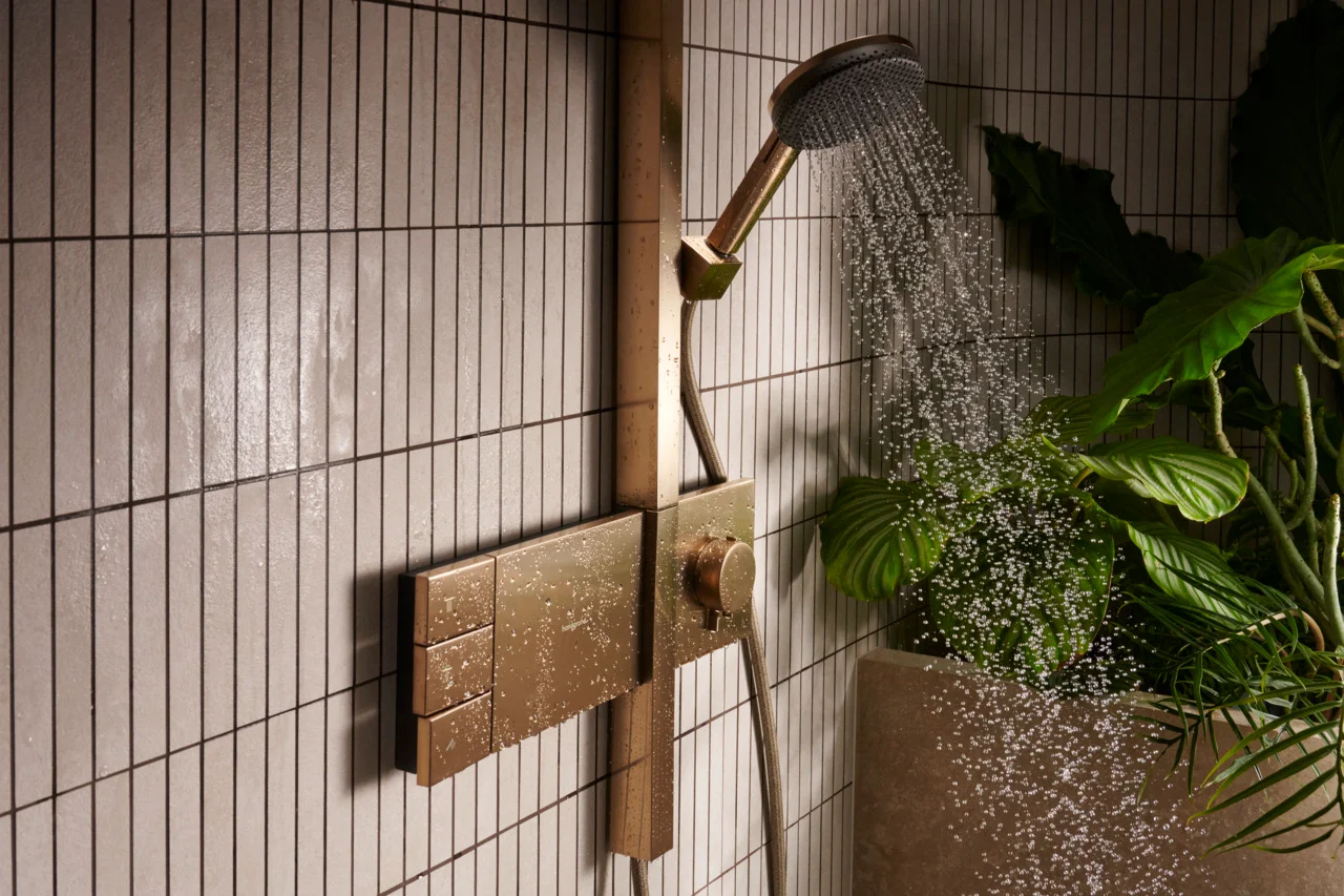 Hansgrohe Showerpipe Raindance Alive Q, 210/340 2jet mit Thermostat BBR, Brushed Bronze, 214 x 343 mm Brausekopfgröße, Aufputzinstallation Hansgrohe Showerpipe Raindance Alive Q, 210/340 2jet mit Thermostat BBR, Brushed Bronze, 214 x 343 mm Brausekopfgröße, Aufputzinstallation