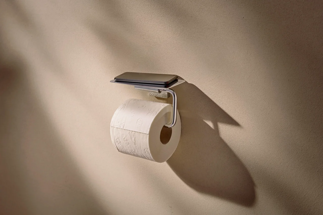 Hansgrohe AddStoris S Papierrollenhalter mit Ablage, Chrom, Wandmontage, Metall, verdeckte Befestigung, Bohrloch 6 mm, Ablagefläche 141 mm Hansgrohe AddStoris S Papierrollenhalter mit Ablage, Chrom, Wandmontage, Metall, verdeckte Befestigung, Bohrloch 6 mm, Ablagefläche 141 mm