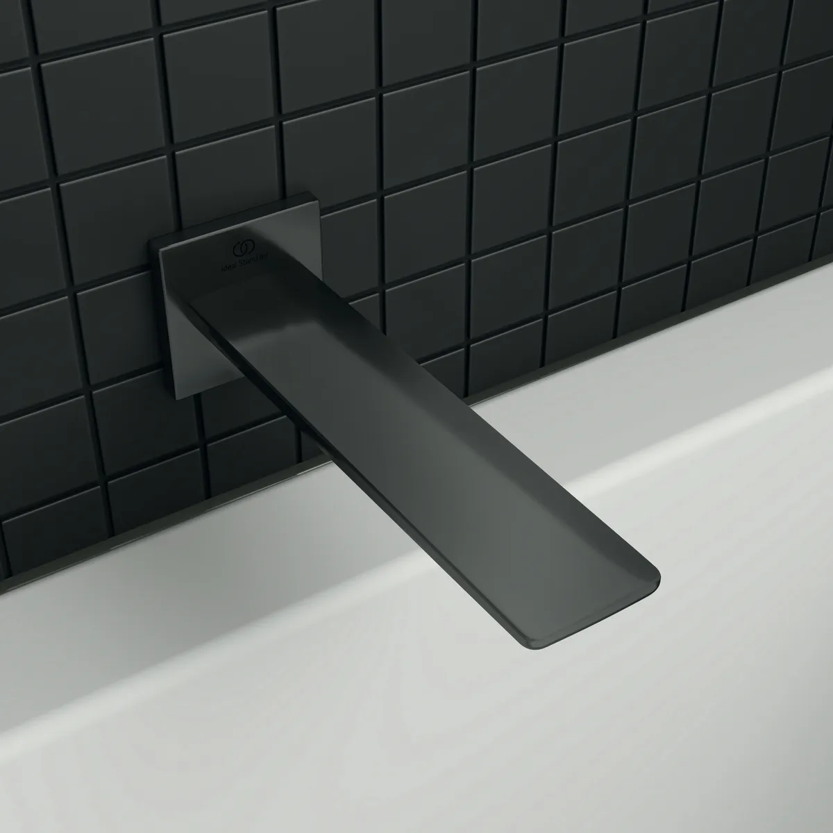 Wandauslauf Conca, Ausladung 180mm, mit eckiger Rosette, Brushed Gold Wandauslauf Conca, Ausladung 180mm, mit eckiger Rosette, Brushed Gold