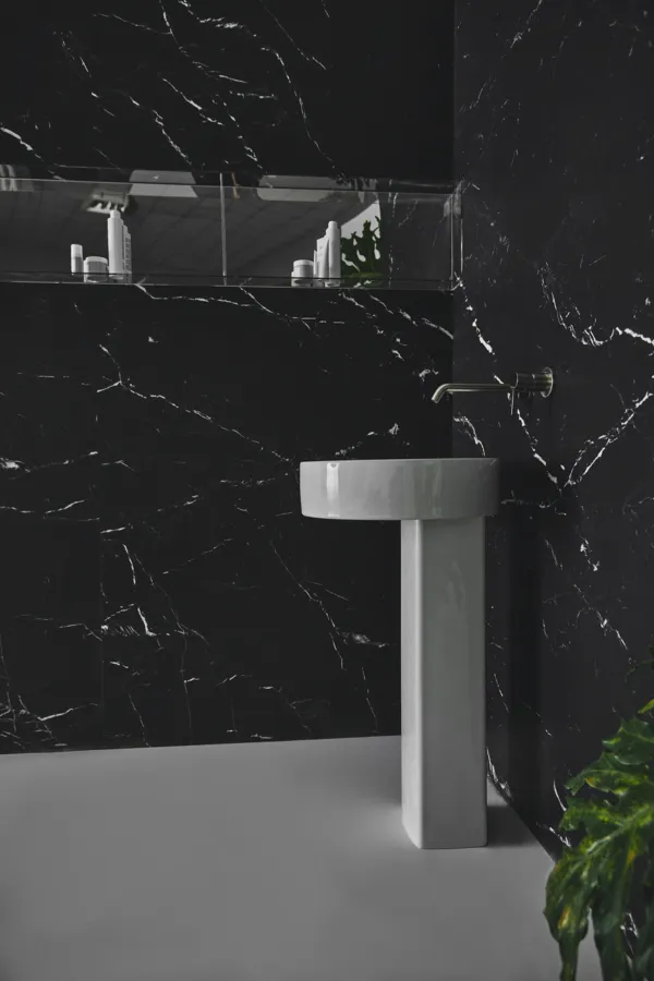 Halbsäule „Conca“ 18,5 × 75,5 × 17 cm in Weiß Halbsäule „Conca“ 18,5 × 75,5 × 17 cm in Weiß