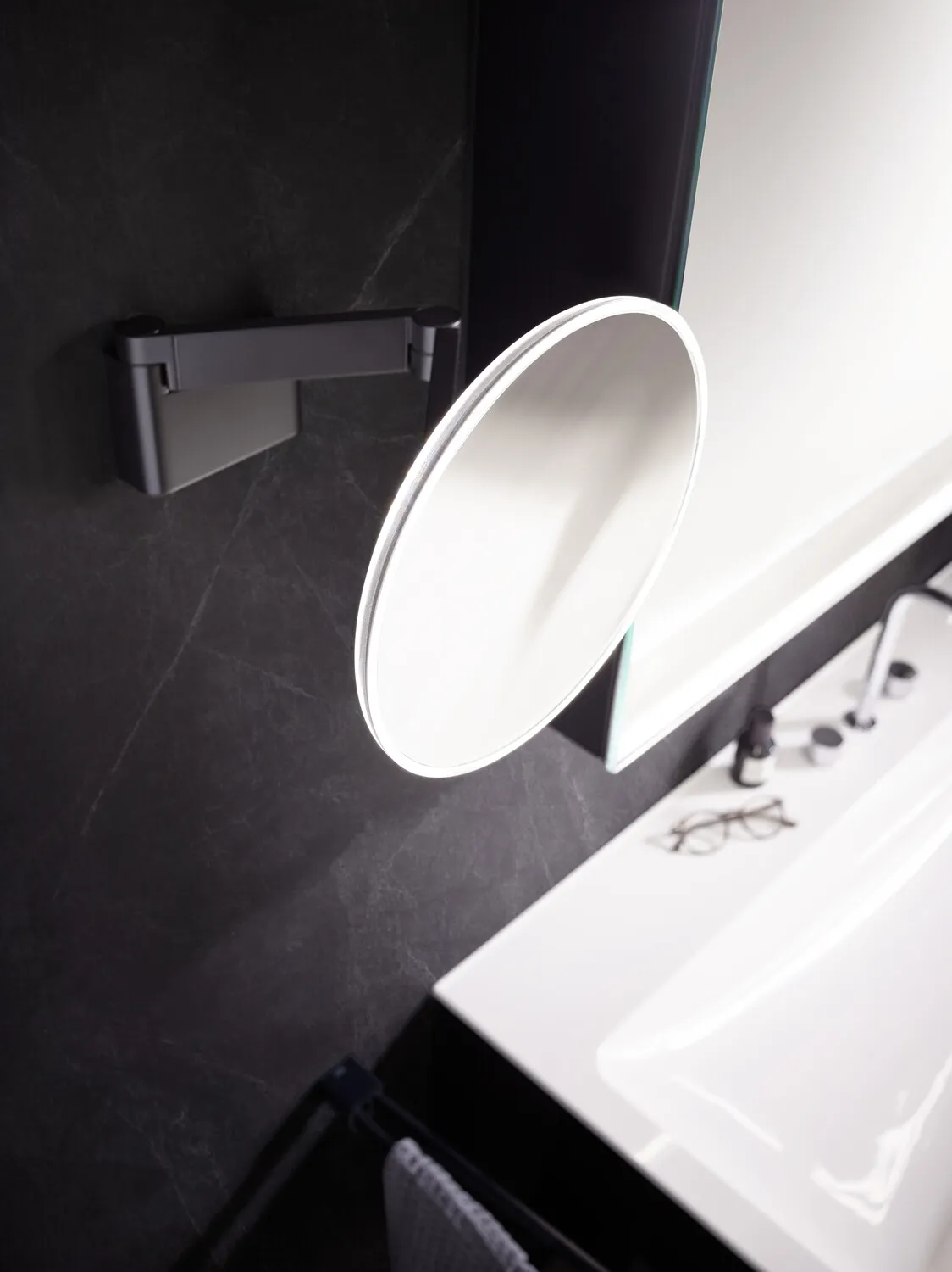 emco LED-Kosmetikspiegel „evo“ Rund in schwarz emco LED-Kosmetikspiegel „evo“ Rund in schwarz