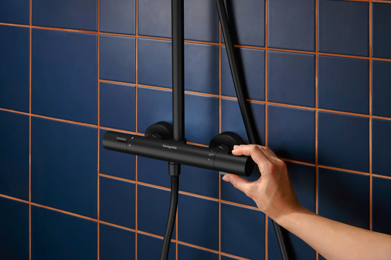 Hansgrohe Activera S Showerpipe 240 1jet EcoSmart mit Ecostat Fine MSW, Mattschwarz, 8 l/min Durchfluss, 344 mm Brausearmlänge, Aufputzinstallation