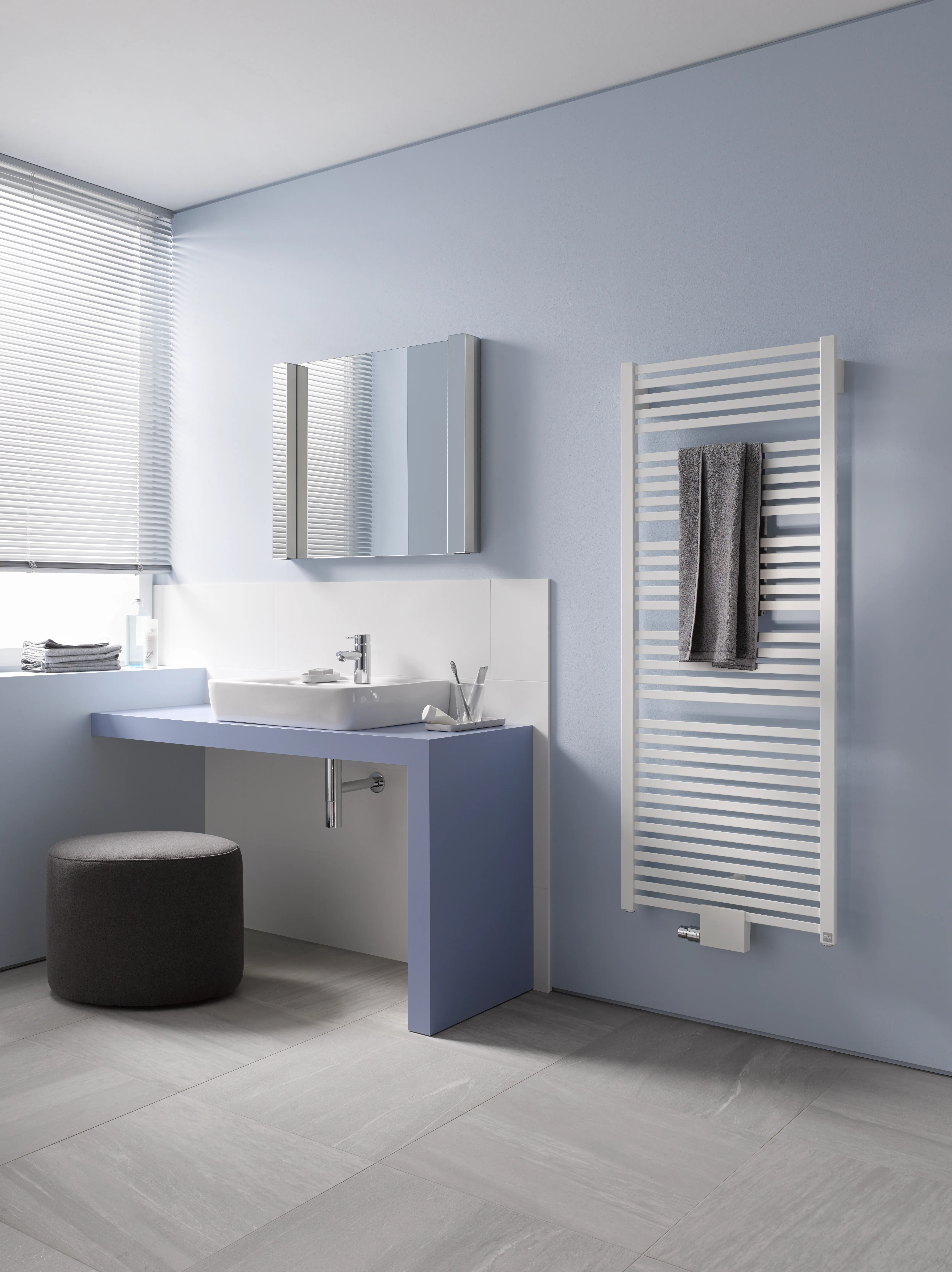 Kermi Design-Heizkörper „Geneo® quadris“ 44,7 × 149,4 cm in Graphit Metallic Kermi Design-Heizkörper „Geneo® quadris“ 44,7 × 149,4 cm in Graphit Metallic