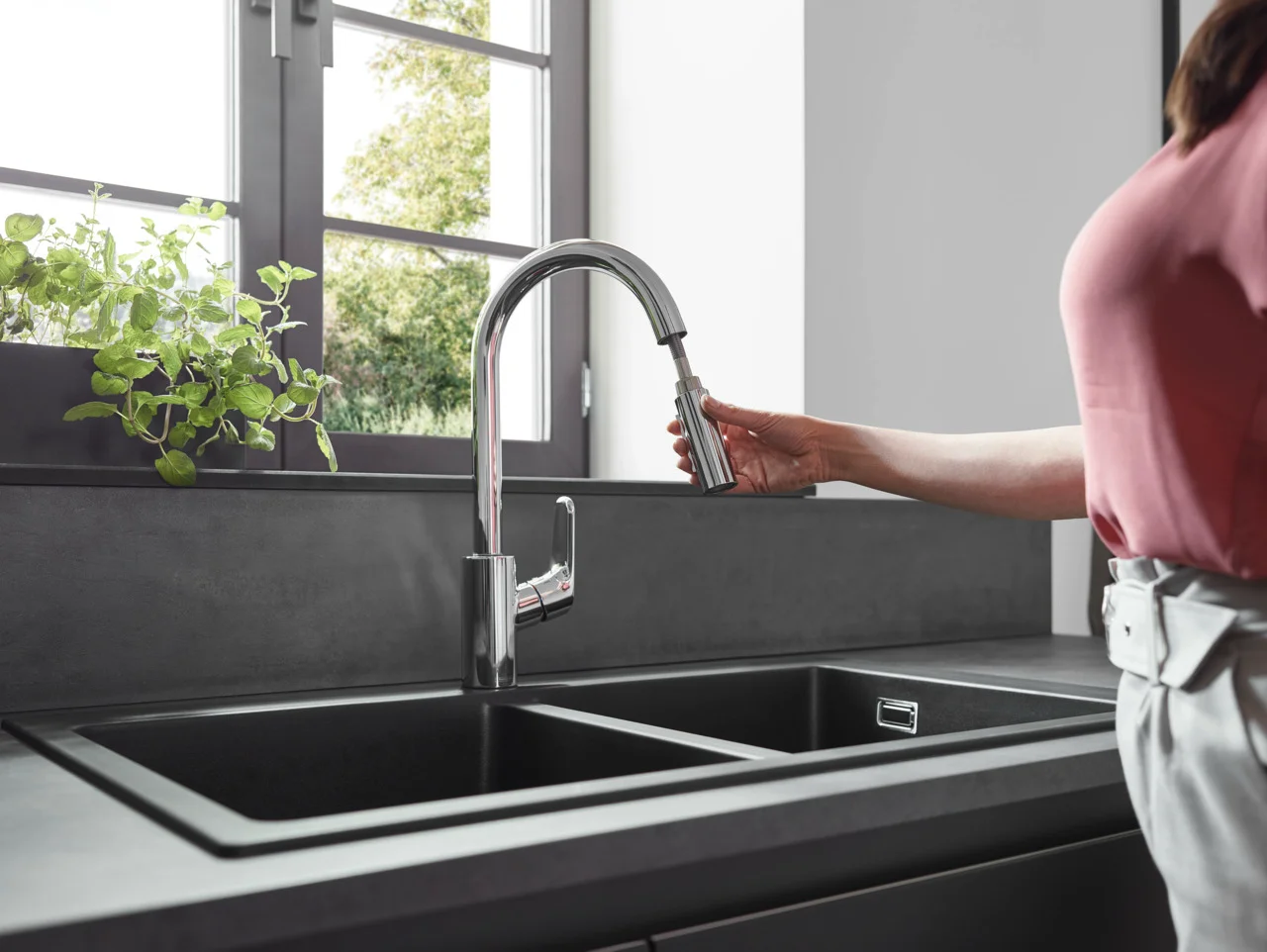 Hansgrohe Focus M41 Eco Einhebel-Küchenmischer mit Ausziehbrause 2jet in Chrom, ComfortZone 240, Schwenkbereich einstellbar auf 110° oder 150°, Laminarstrahl und Brausestrahl arretierbar, MagFit magnetische Brausehalterung, Quick-Connect Schlauch, max. D