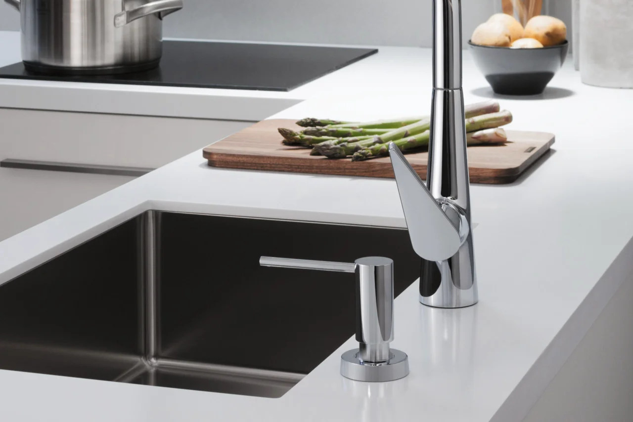 Hansgrohe Spülmittelspender A51 Chrom – 91 mm Ausladung, 500 ml Flasche, 28 mm Bohrloch, für Arbeitsplatten bis 55 mm Hansgrohe Spülmittelspender A51 Chrom – 91 mm Ausladung, 500 ml Flasche, 28 mm Bohrloch, für Arbeitsplatten bis 55 mm