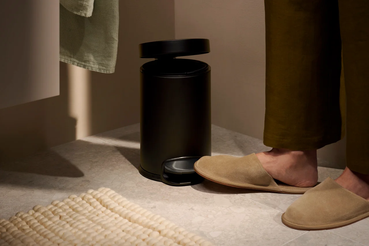 Hansgrohe AddStoris Treteimer BBC – freistehend, 3 Liter Fassungsvermögen, herausnehmbarer Kunststoffeinsatz, Softclose-Funktion für leises Schließen Hansgrohe AddStoris Treteimer BBC – freistehend, 3 Liter Fassungsvermögen, herausnehmbarer Kunststoffeinsatz, Softclose-Funktion für leises Schließen