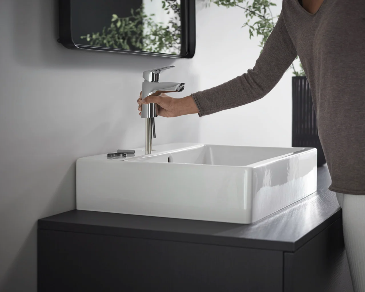 Hansgrohe Logis Einhebel-Waschtischmischer 70 chrom, Ausladung 107 mm, Auslaufhöhe 67 mm, Hebelgriff, Normalstrahl, max. Durchfluss 5 l/min, Keramikmischsystem, einstellbare Temperaturbegrenzung, für Durchlauferhitzer geeignet