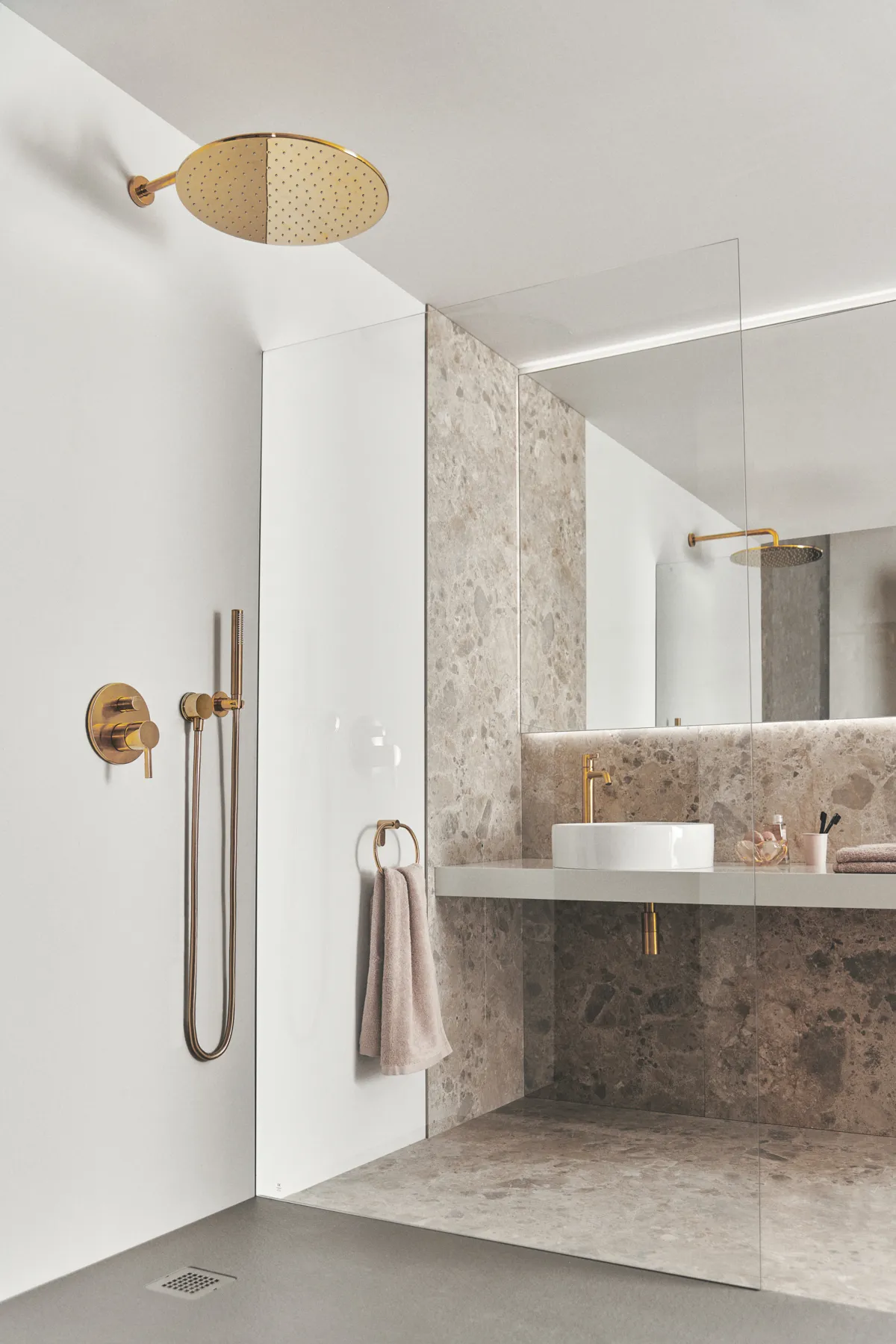 Wandhalter Idealrain Atelier, mit runder Rosette, für Handbrause und Brauseschlauch G1/2, Brushed Gold Wandhalter Idealrain Atelier, mit runder Rosette, für Handbrause und Brauseschlauch G1/2, Brushed Gold