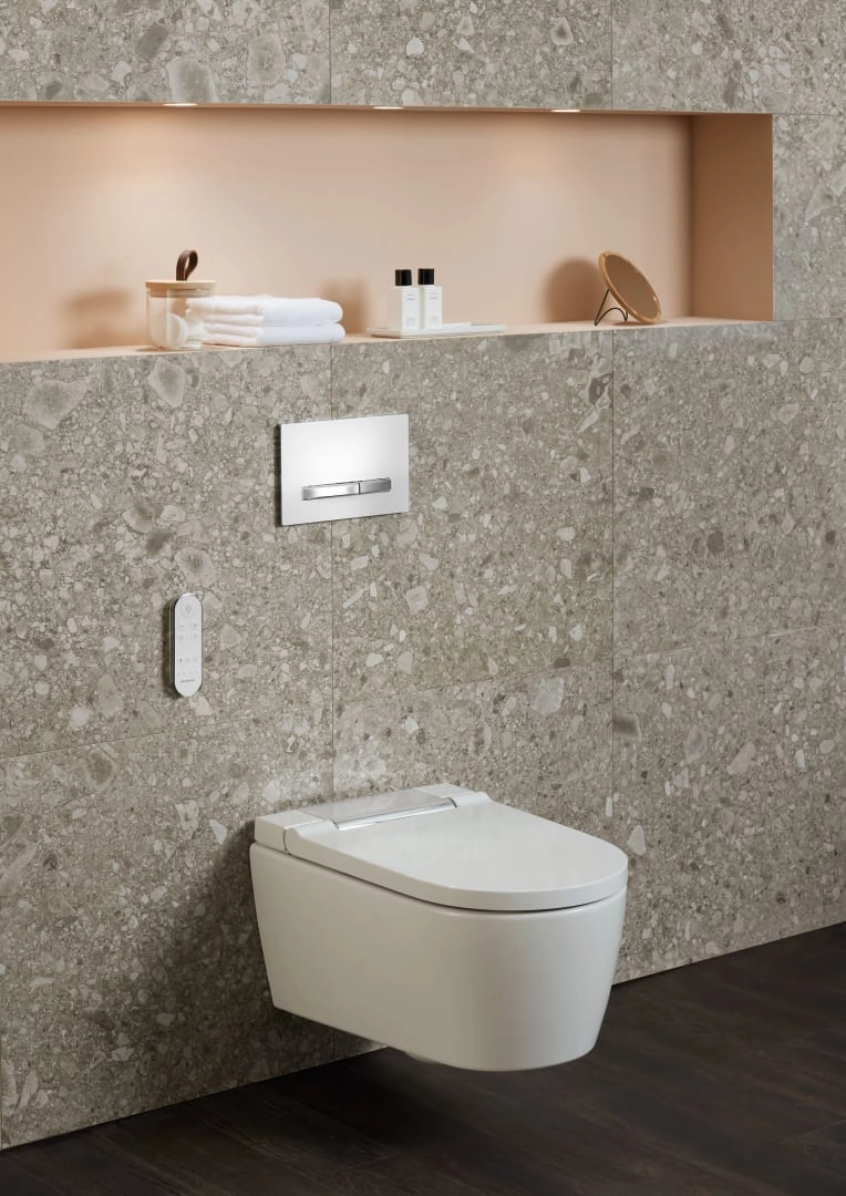 Geberit Wand-Dusch-WC Komplettanlage AquaClean „Sela“ in glanzchrom, Befestigung sichtbar, ohne Spülrand