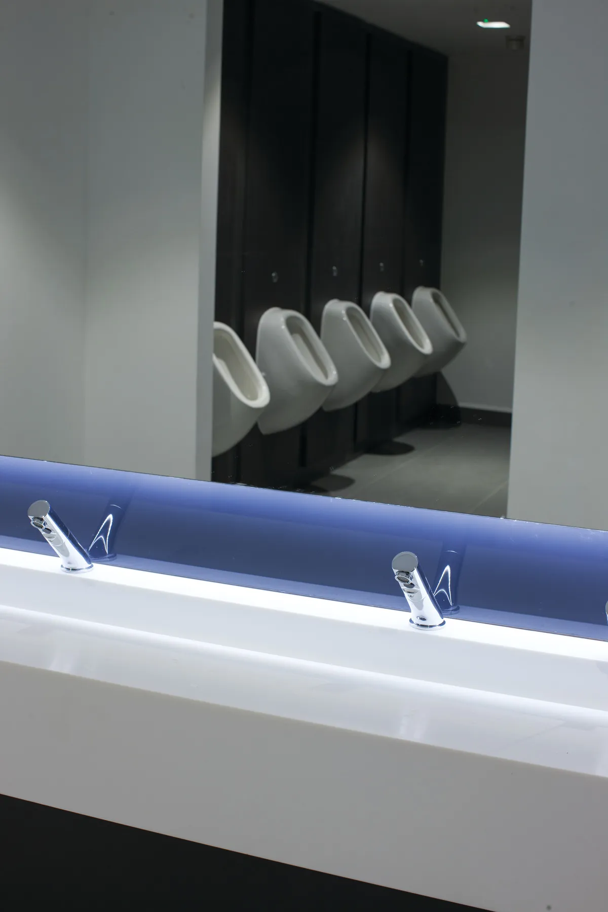 Waschbecken „Silhouette“ 300 × 47 × 20 cm in Weiß Waschbecken „Silhouette“ 300 × 47 × 20 cm in Weiß