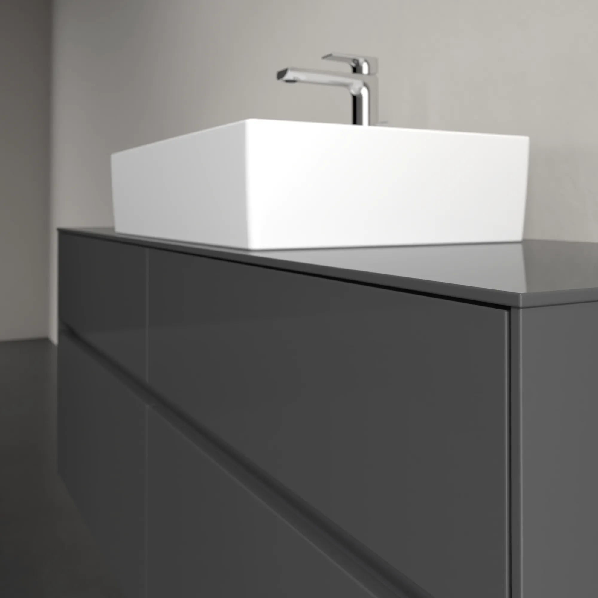 Villeroy & Boch Waschbeckenunterschrank Collaro C13100, Eckig Glossy Grey, 1400x548x500 mm, 4 Auszüge mit SoftClosing, mittige Wanneneinbauposition Villeroy & Boch Waschbeckenunterschrank Collaro C13100, Eckig Glossy Grey, 1400x548x500 mm, 4 Auszüge mit SoftClosing, mittige Wanneneinbauposition
