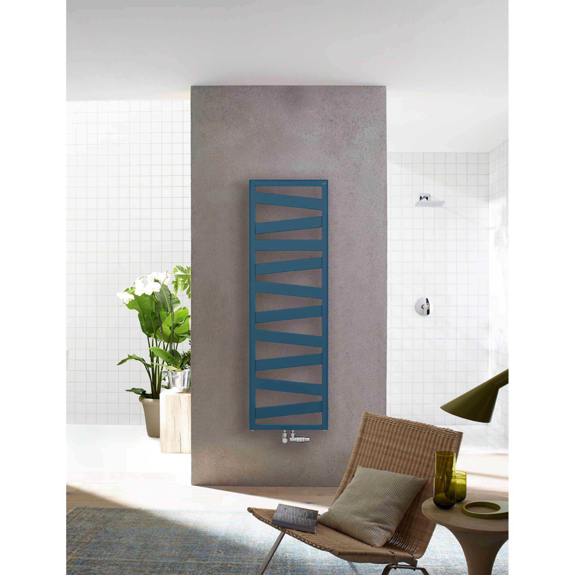 Zehnder Design-Elektroheizkörper „Ribbon“ 60 × 166,1 cm in Gentian Blue (RAL 5010)