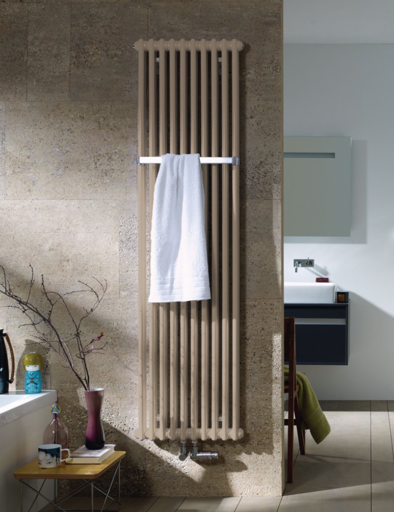 Zehnder Design-Heizkörper Charleston Bar CPV2150-10, 1492x62x485 mm, Beige Quar., mit Handtuchhalter als 2- oder 3-Säuler, vertikale Präzisionsrundrohre, Pulverlackierung RAL 9016