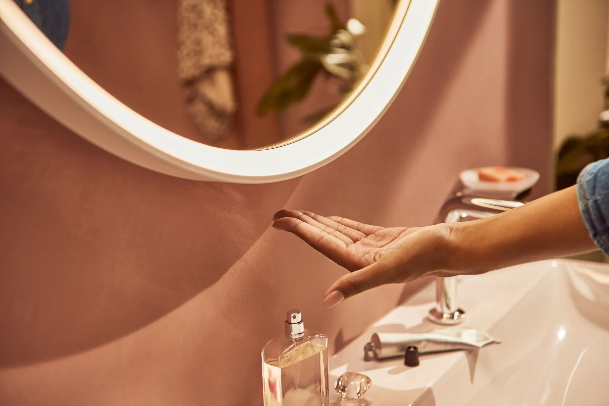 Hansgrohe Xarita S Spiegel mit LED-Beleuchtung 700⁄50 IR Sensor, Mattweiß Hansgrohe Xarita S Spiegel mit LED-Beleuchtung 700⁄50 IR Sensor, Mattweiß