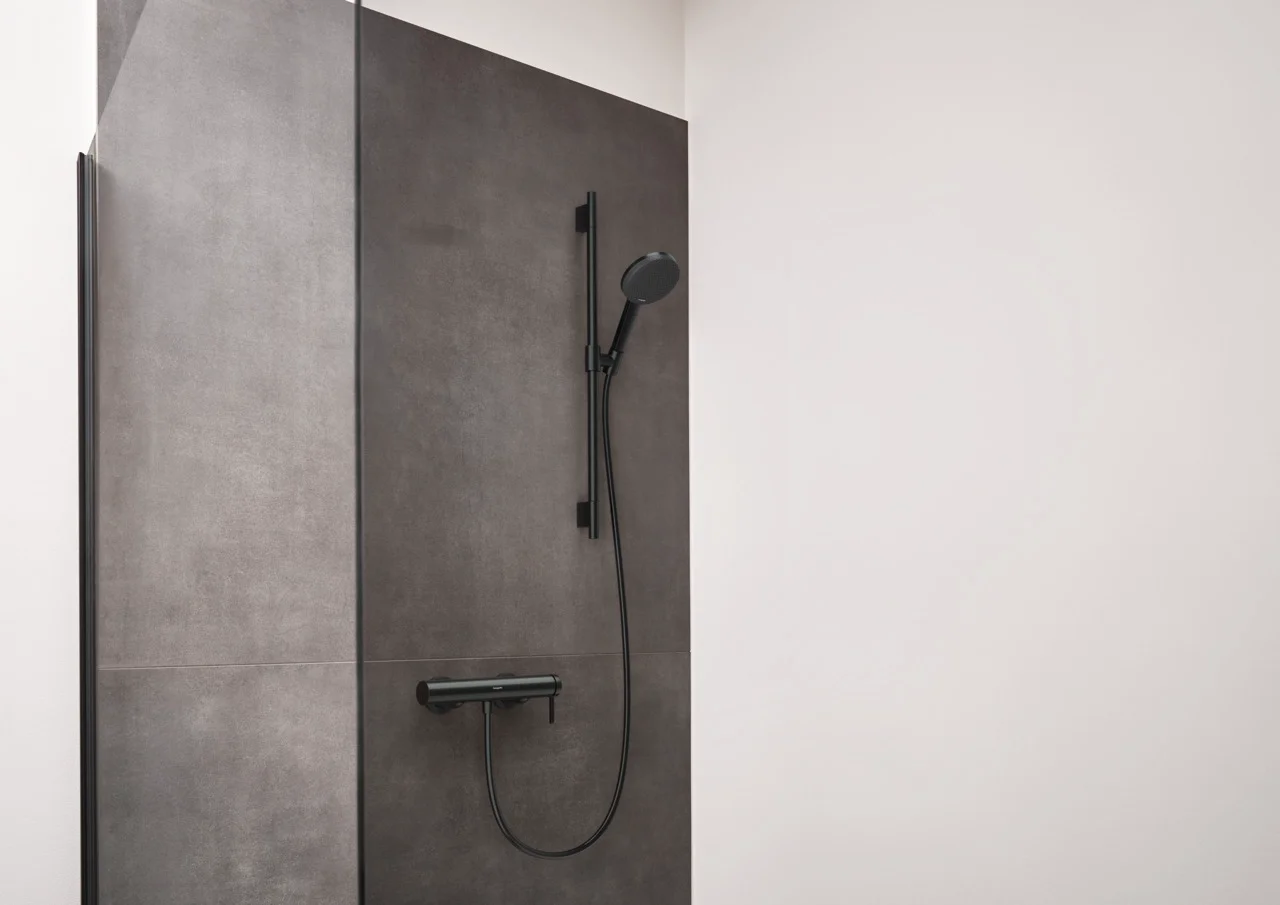 Hansgrohe Brausenmischer Aufputz Finoris BBC, Brushed Black Chrome, Stichmaß 150 ± 12 mm, max. Durchfluss 16,7 l/min, Keramikmischsystem, Rückflussverhinderer, Schalldämpfer, für Durchlauferhitzer geeignet