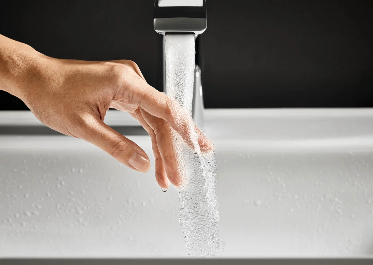 Hansgrohe Vivenis Einhebel-Waschtischmischer chrom, Ausladung 146 mm, Auslaufhöhe 110 mm, Hebelgriff, WaterfallStream, max. Durchfluss 5 l/min, Keramikmischsystem, einstellbare Temperaturbegrenzung, für Durchlauferhitzer geeignet Hansgrohe Vivenis Einhebel-Waschtischmischer chrom, Ausladung 146 mm, Auslaufhöhe 110 mm, Hebelgriff, WaterfallStream, max. Durchfluss 5 l/min, Keramikmischsystem, einstellbare Temperaturbegrenzung, für Durchlauferhitzer geeignet