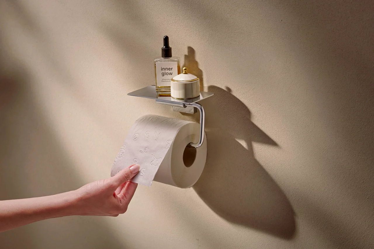 Hansgrohe AddStoris S Papierrollenhalter mit Ablage, Chrom, Wandmontage, Metall, verdeckte Befestigung, Bohrloch 6 mm, Ablagefläche 141 mm